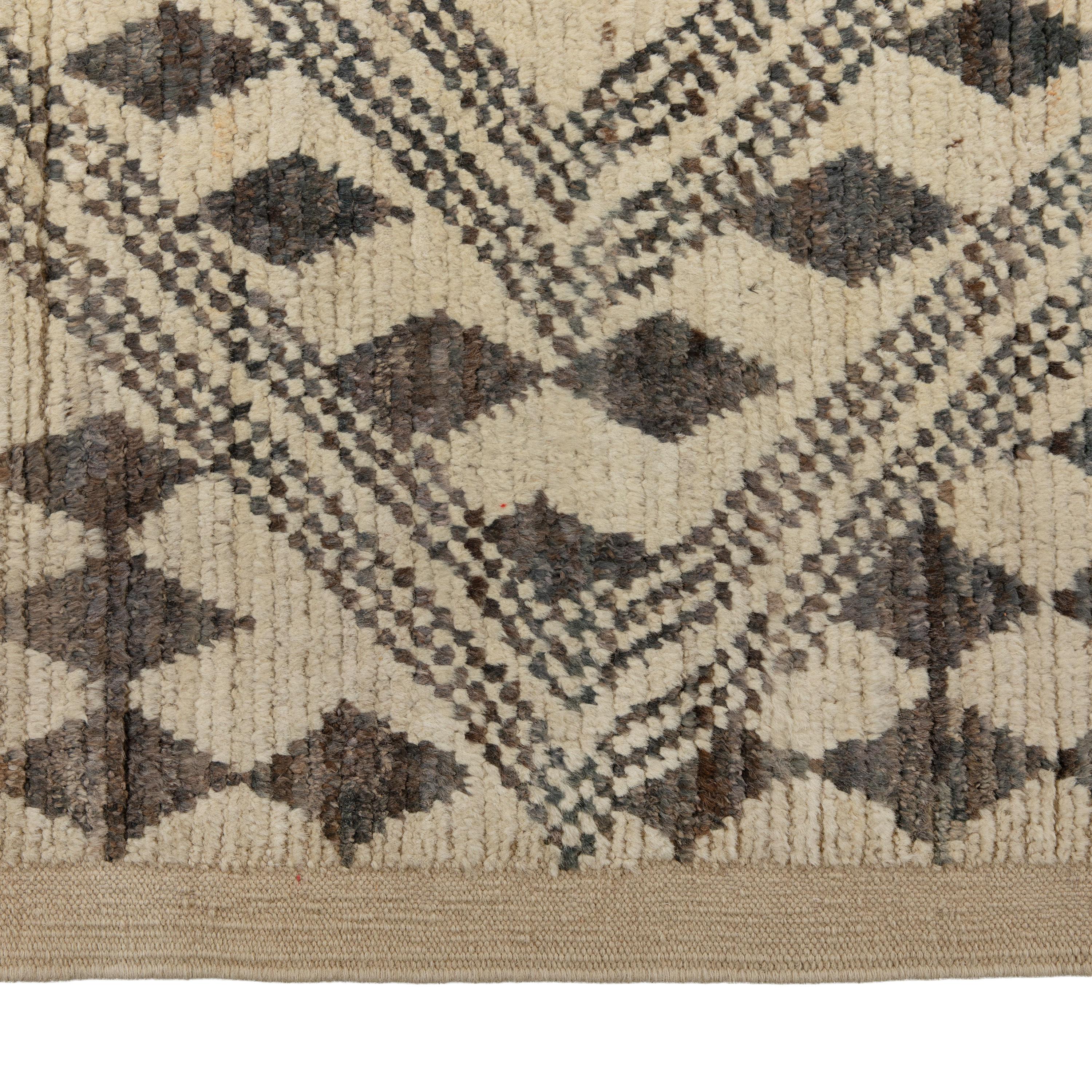 Inspiriert von den natürlichen Farben der Erde und den reinen Materialien bietet die Zameen Collection'S eine breite Palette moderner Motive aus der Mitte des Jahrhunderts in weichen, neutralen Tönen. Die in Zentralasien handgeknüpften