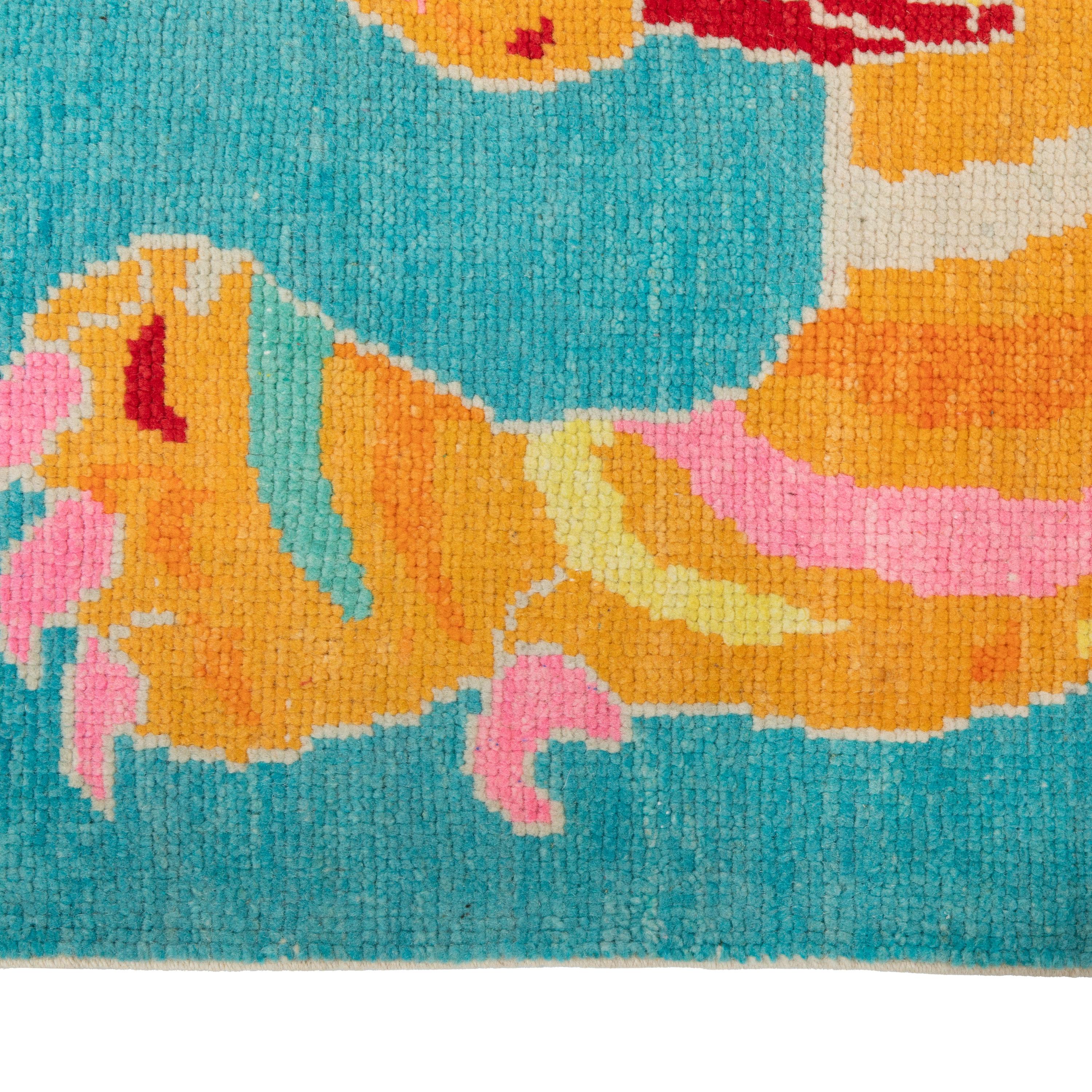 Dieser blaue Contemporary Tiger Wollteppich ist eine lebendige und stilvolle Ergänzung für jeden Raum. Dieser in der Türkei handgeknüpfte Teppich im Format 4'8