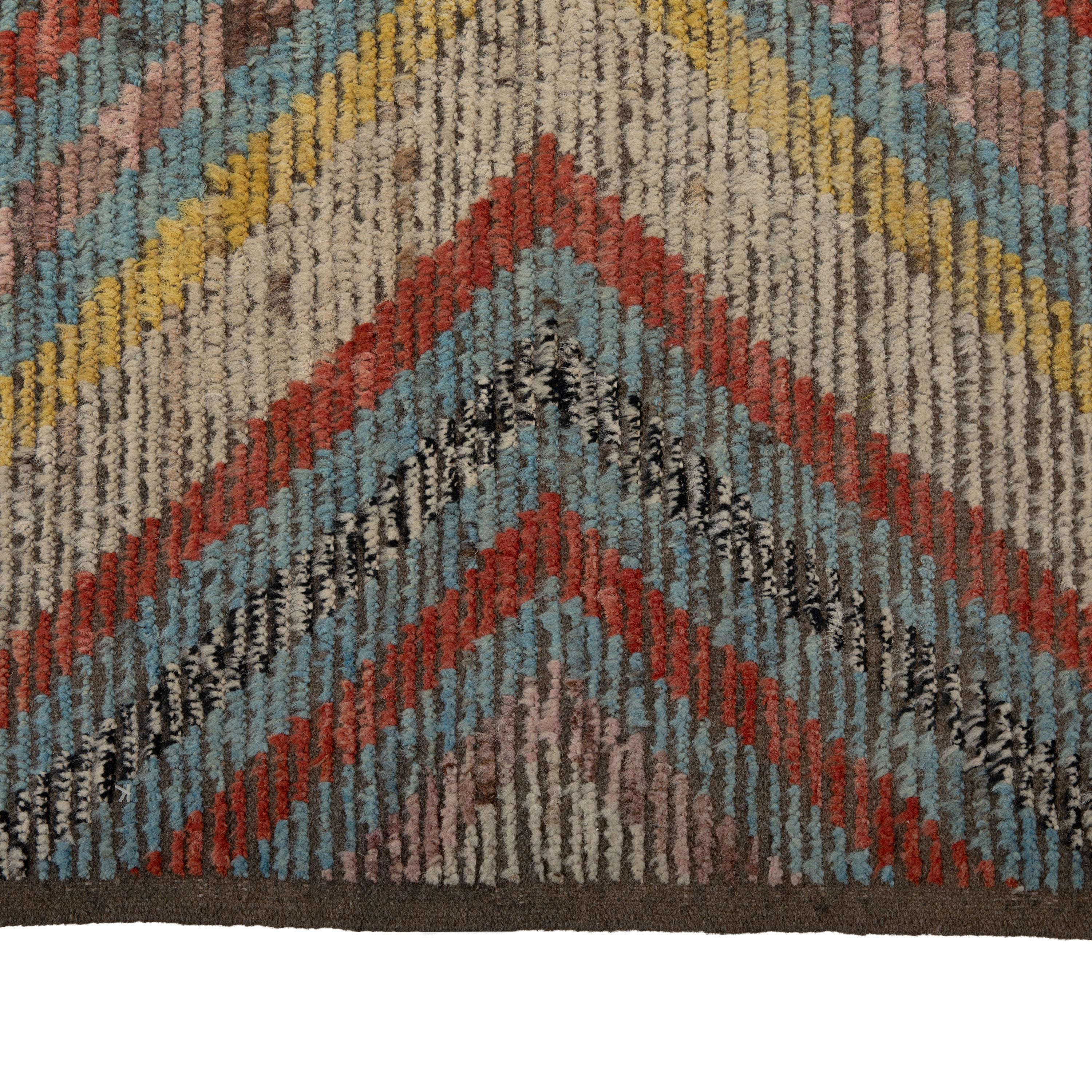 Inspiriert von den natürlichen Farben der Erde und den reinen Materialien bietet die Zameen Collection'S eine breite Palette moderner Motive aus der Mitte des Jahrhunderts in weichen, neutralen Tönen. Die in Zentralasien handgeknüpften