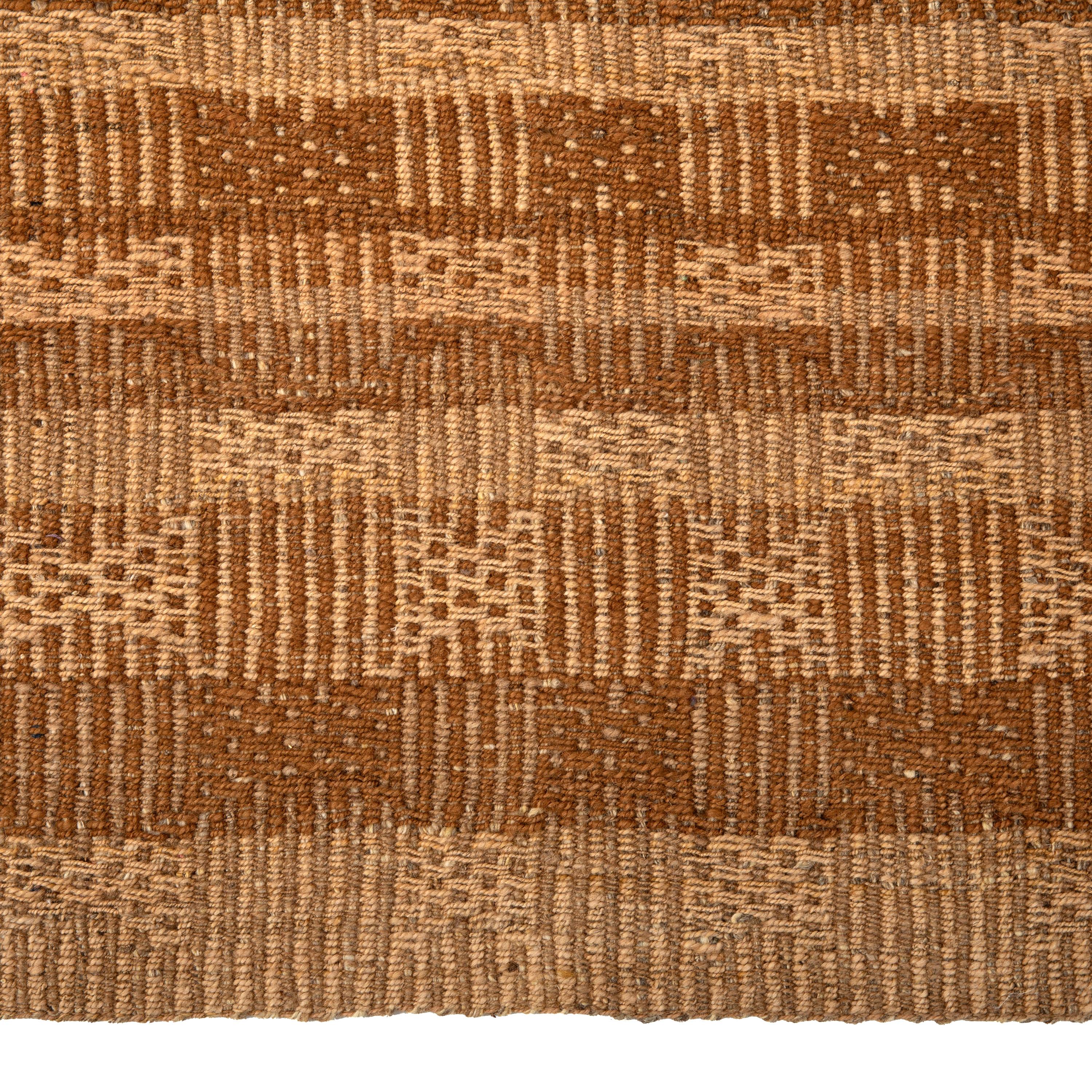 Dieser braune flachgewebte Wollteppich - 7'11