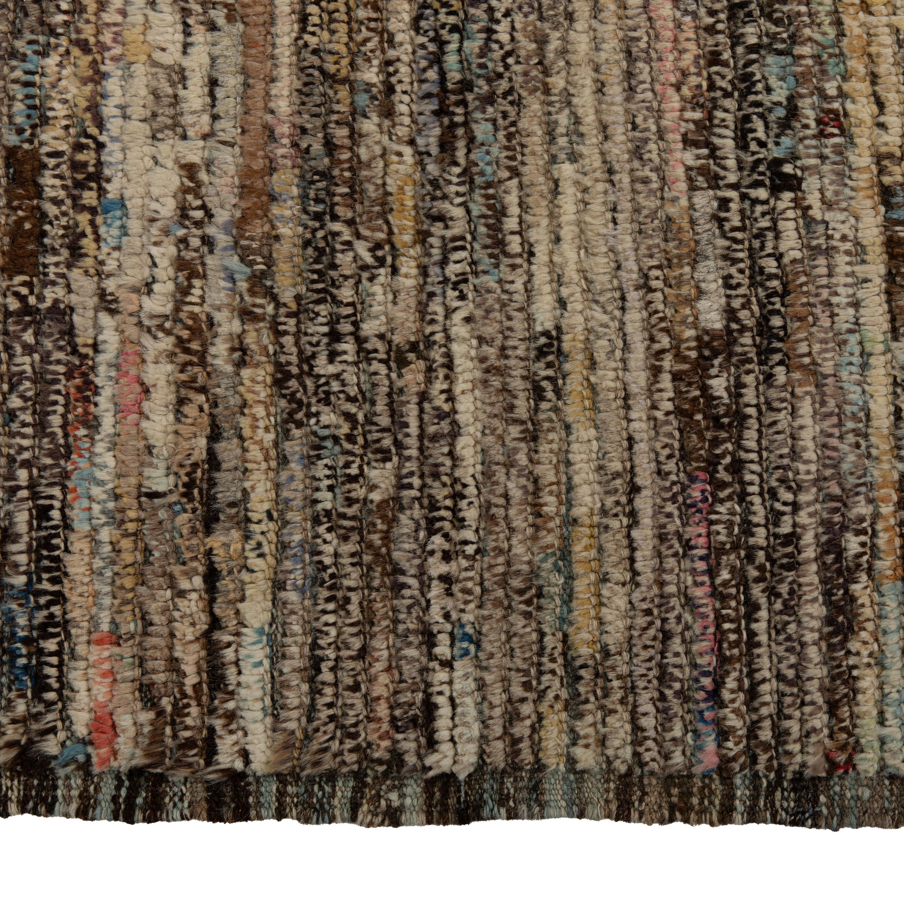 Inspiriert von den natürlichen Farben der Erde und den reinen Materialien bietet die Zameen Collection'S eine breite Palette moderner Motive aus der Mitte des Jahrhunderts in weichen, neutralen Tönen. Die in Zentralasien handgeknüpften