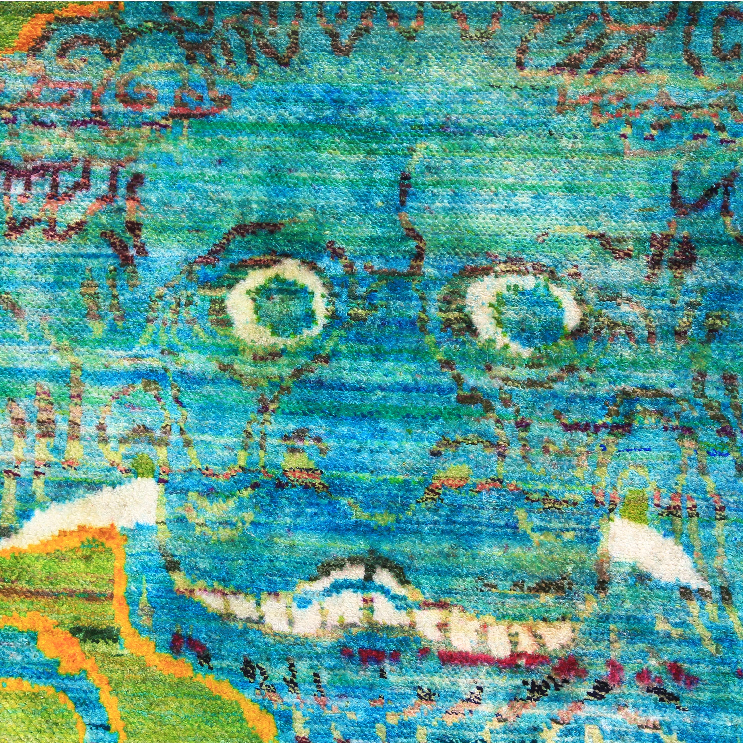 Le tapis en soie transitionnel Alchemy vert et bleu présente un motif de créature mythique dans des tons vibrants de bleu, de vert et de jaune. Noué à la main en Inde, ce tapis de 4'8 x 6'9 présente des motifs complexes et un tissu en soie de haute