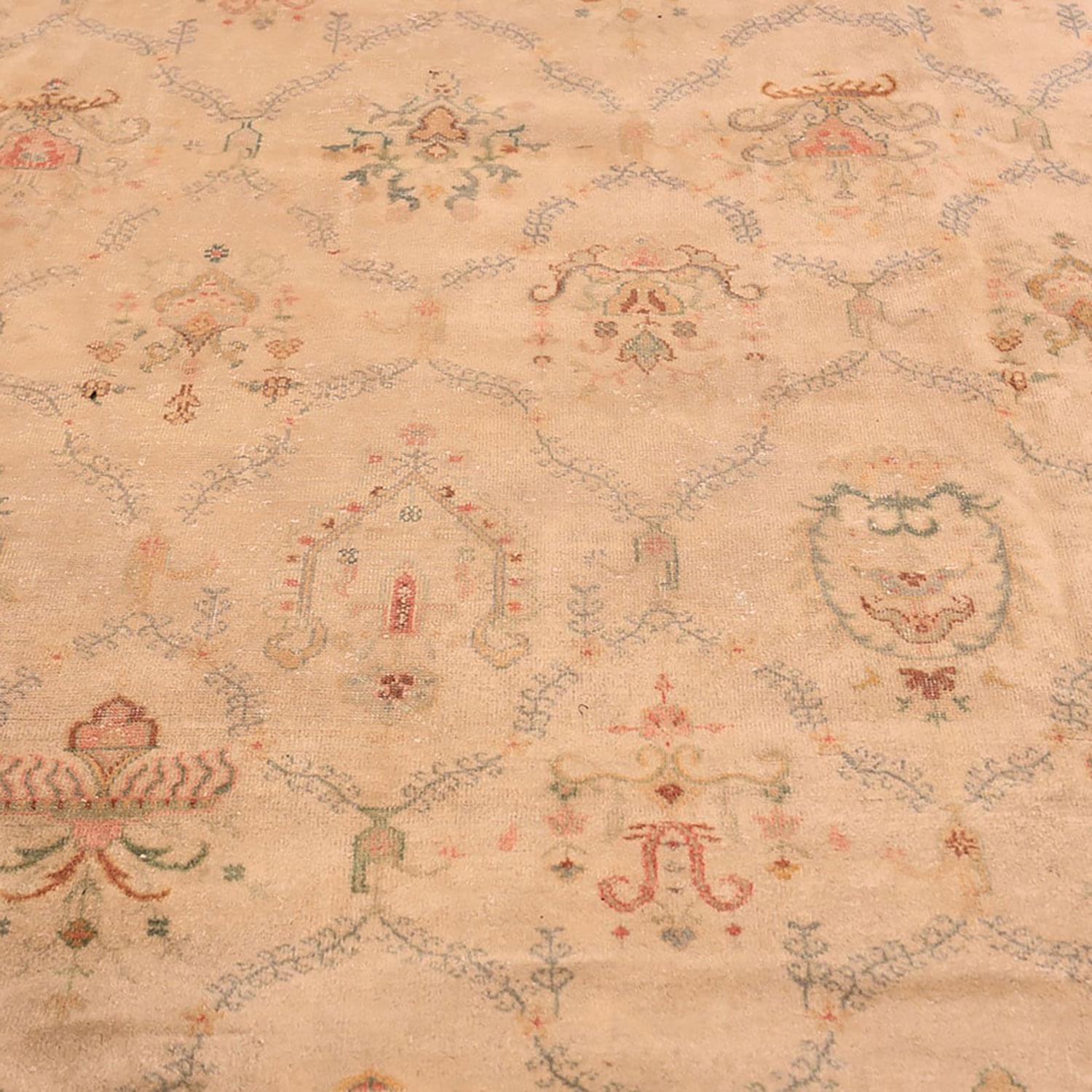 Si vous êtes à la recherche d'un ajout unique et accrocheur à votre décoration intérieure, ce tapis Sivas vintage de Turquie est parfait ! Il date du milieu du XXe siècle et ses couleurs sont incroyablement vives. Il ferait sensation dans n'importe