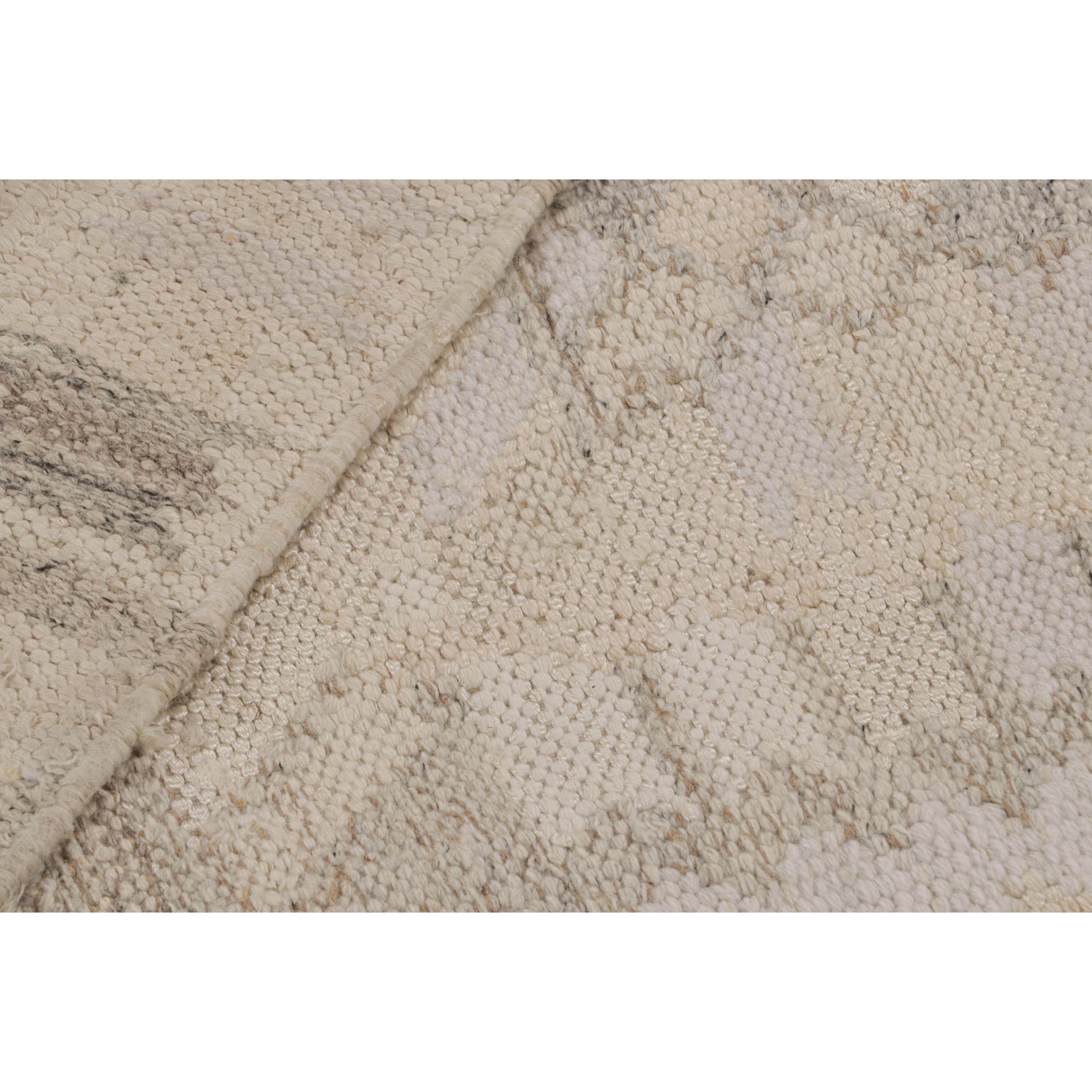 Añade un toque de sofisticación a tu espacio con la alfombra de lana natural de inspiración sueca Flatweave. Tejida a mano en la India, esta belleza de 9'11