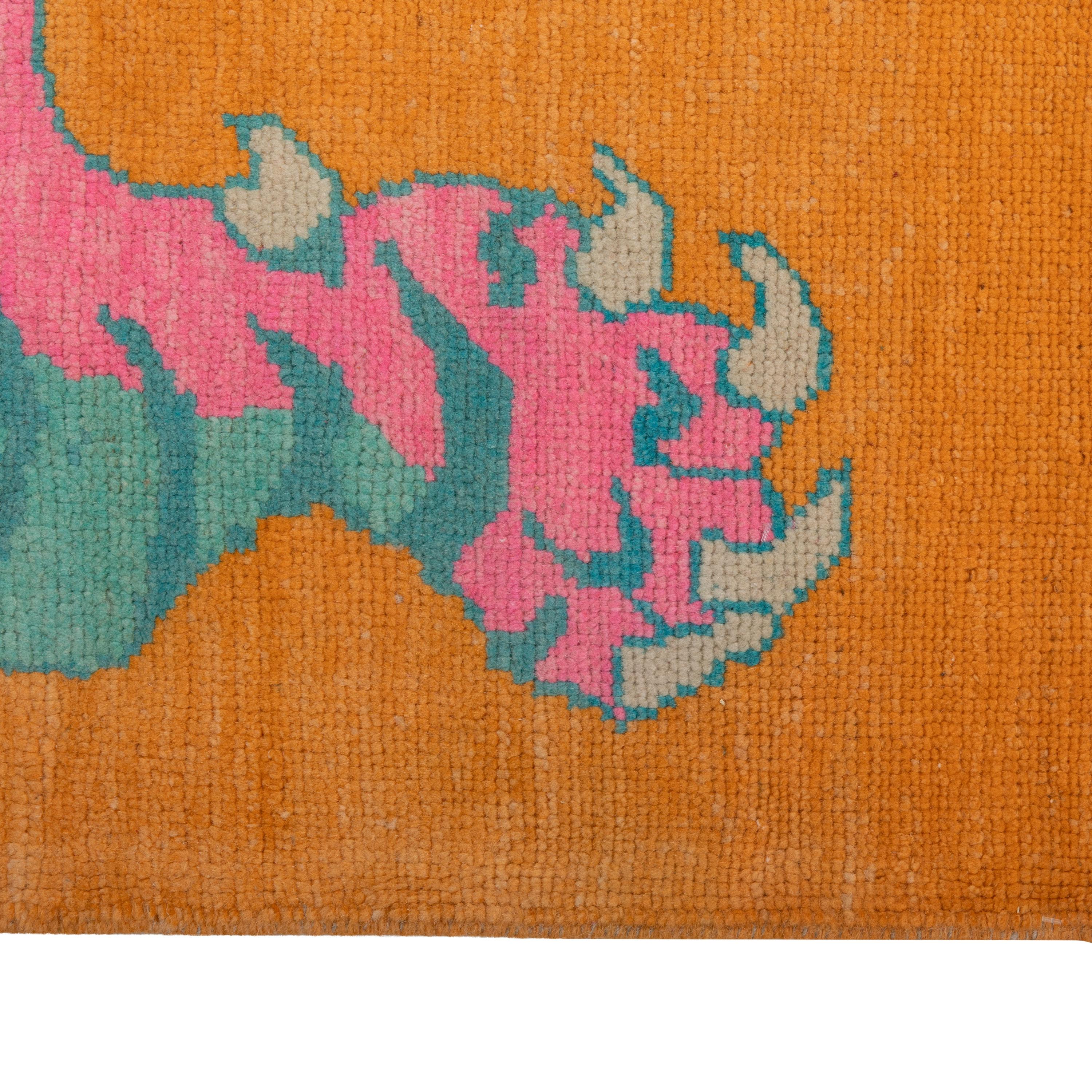 Verschönern Sie Ihren Raum mit diesem orangefarbenen zeitgenössischen Tiger-Wollteppich - ein lebhaftes Stück von 5'7