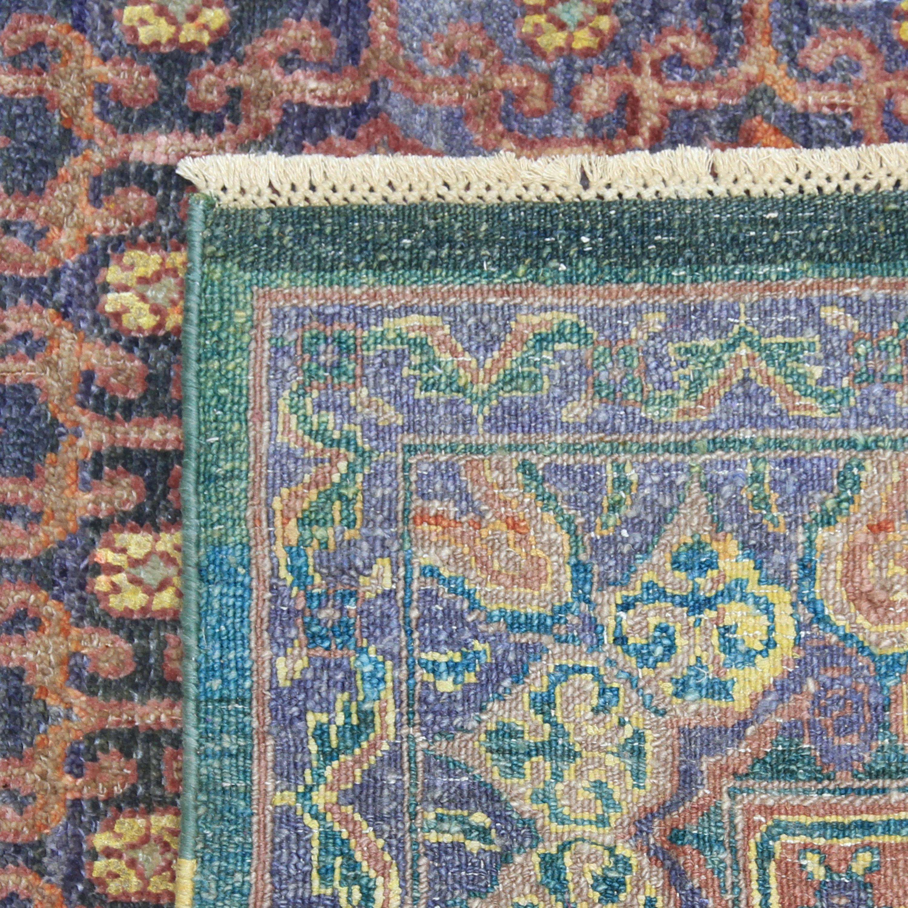Un motivo tradizionale influenzato dai motivi di Samarkand Khotan e dalla geometria sacra emerge da uno sfondo luminoso e afflitto da un lavaggio antico in questo tappeto di transizione in misto lana e seta viola e rosa - 8' x 10'6