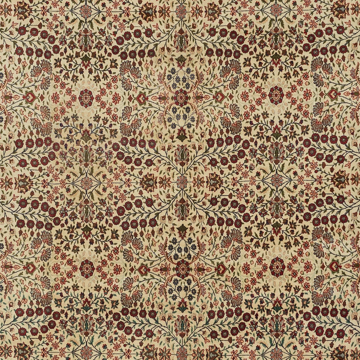 Un riche jeu de couleurs fait ressortir le design saisissant de ce tapis vintage en laine de Perse. Chaque détail tissé à la main est un monde en soi dans cette pièce d'art fonctionnel digne d'un héritage.