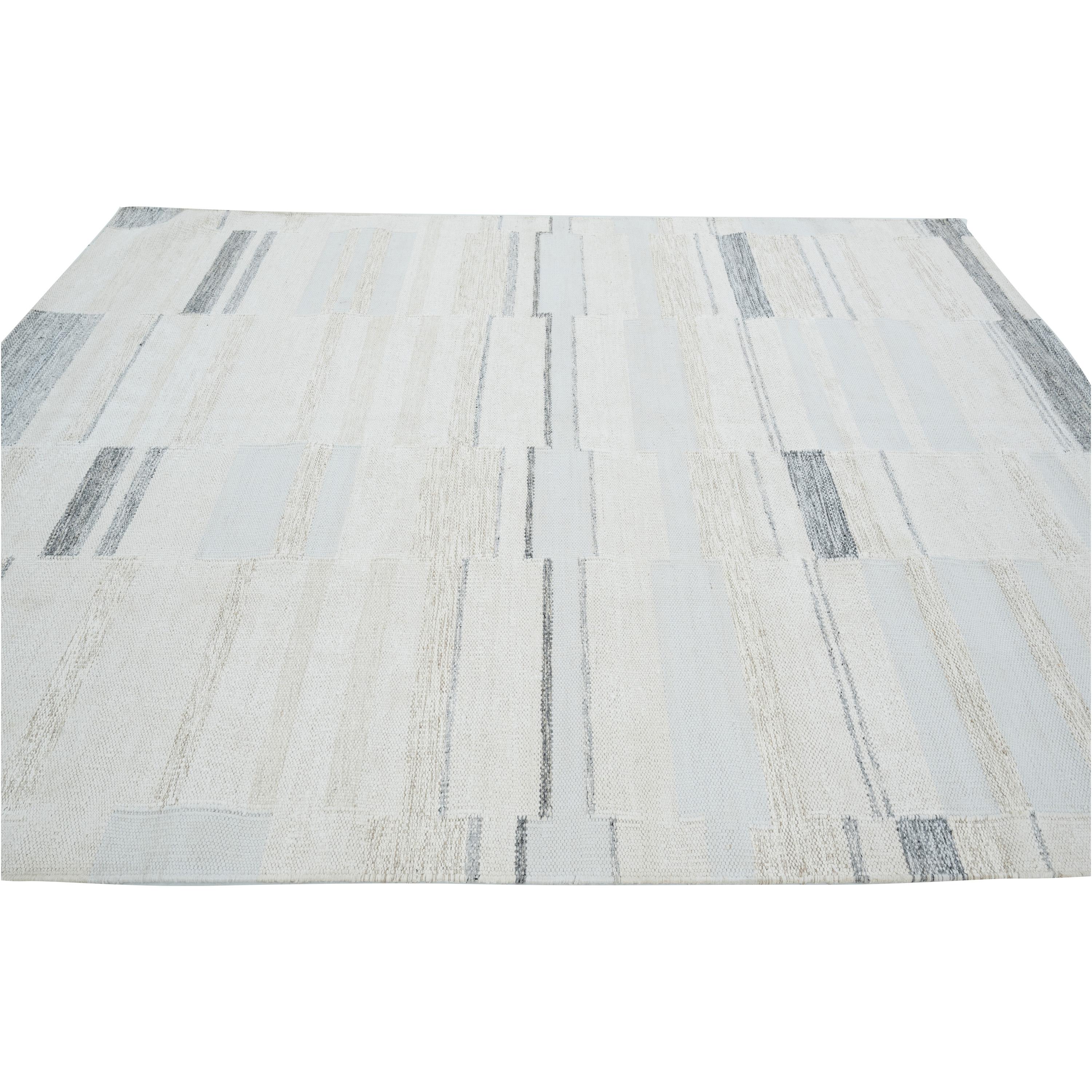 Dieser weiße & graue schwedisch inspirierte Dhurrie-Wollteppich - 8' x 10' zeigt ein modernes geometrisches Design mit horizontalen und vertikalen Rechtecken in Hellgrau und Weiß. Dieser handgewebte Teppich aus hochwertiger Wolle bietet einen