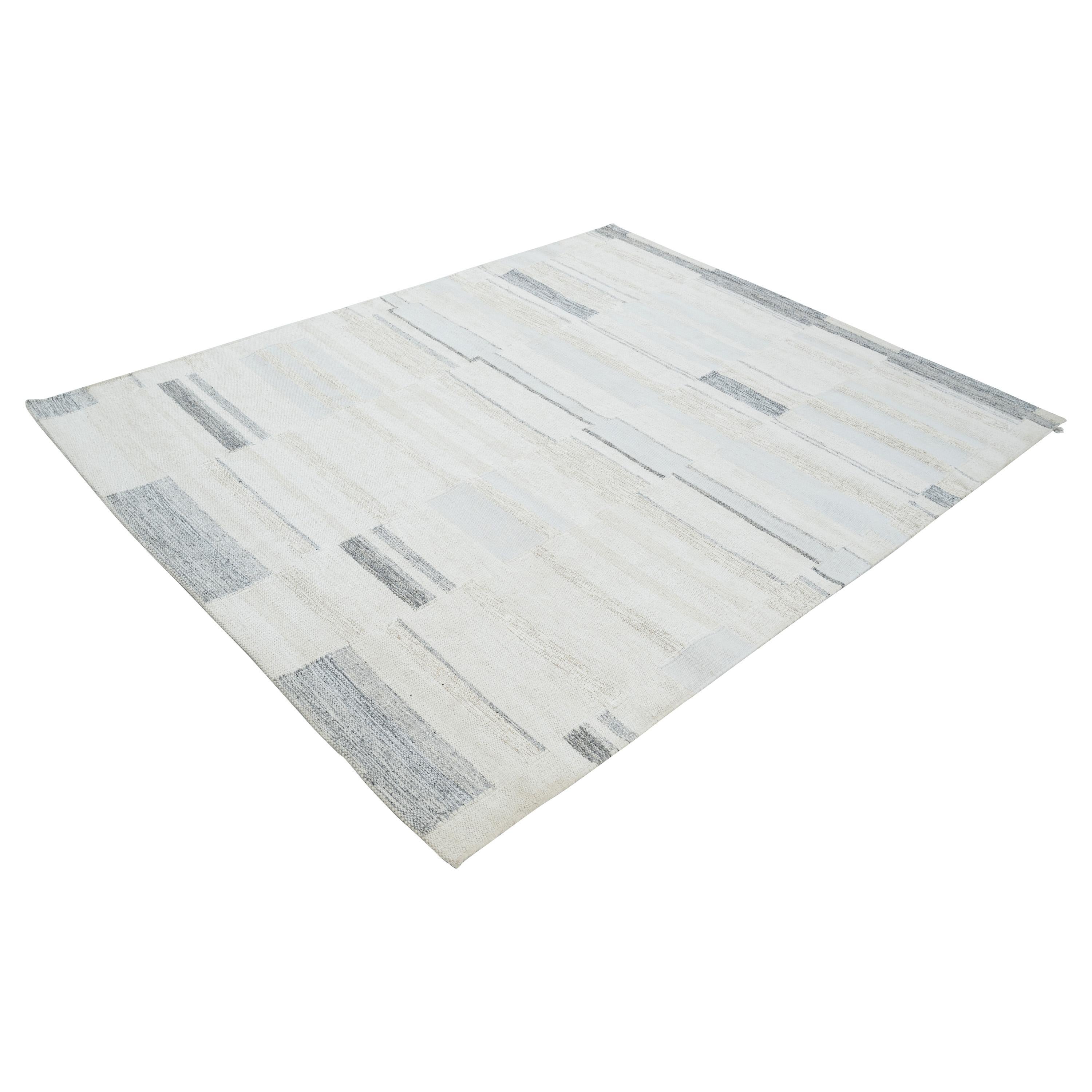 Schwedisch inspirierter Dhurrie-Wollteppich in Weiß & Grau aus abc in Weiß - 8' x 10' (21. Jahrhundert und zeitgenössisch) im Angebot