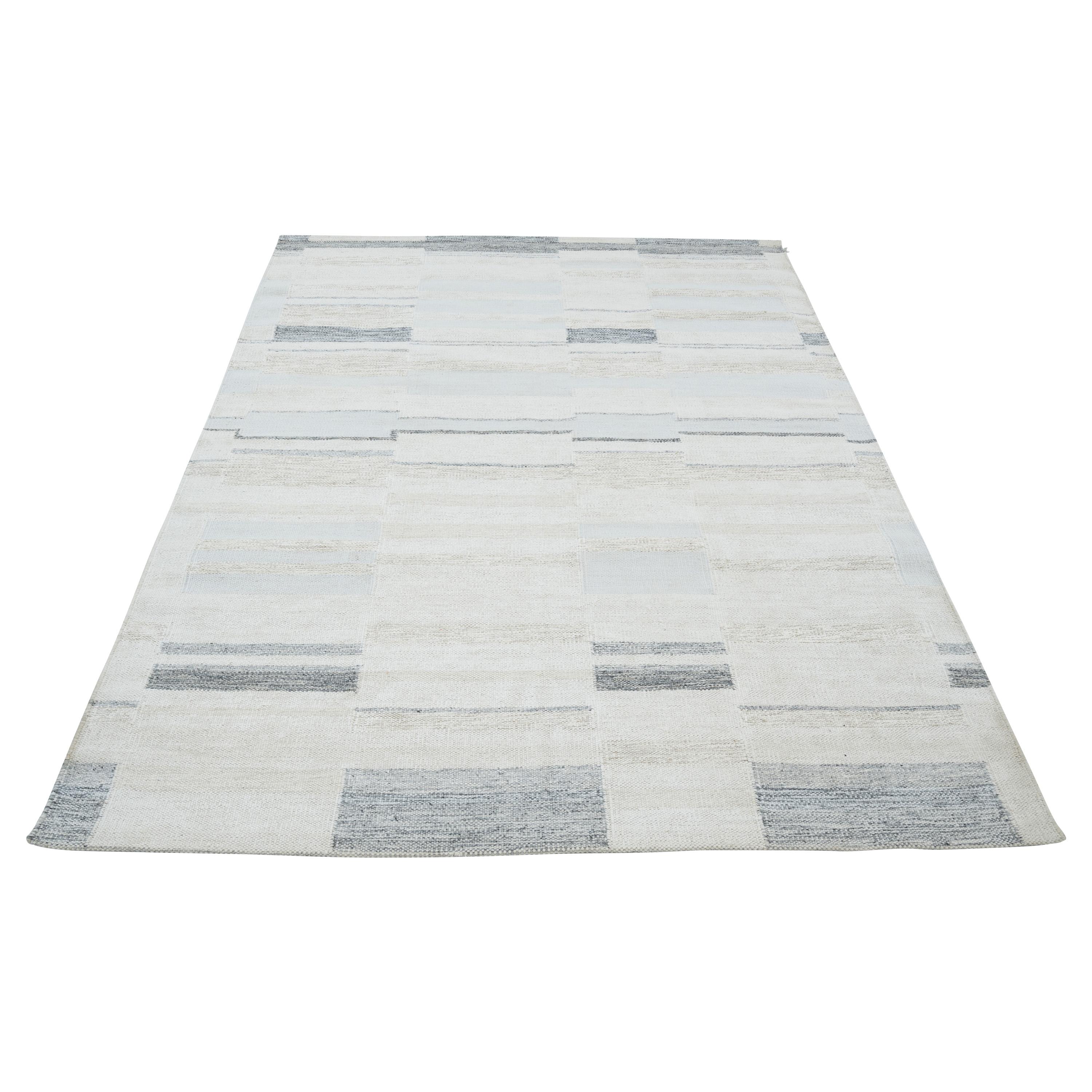 Schwedisch inspirierter Dhurrie-Wollteppich in Weiß & Grau aus abc in Weiß - 8' x 10' (Wolle) im Angebot