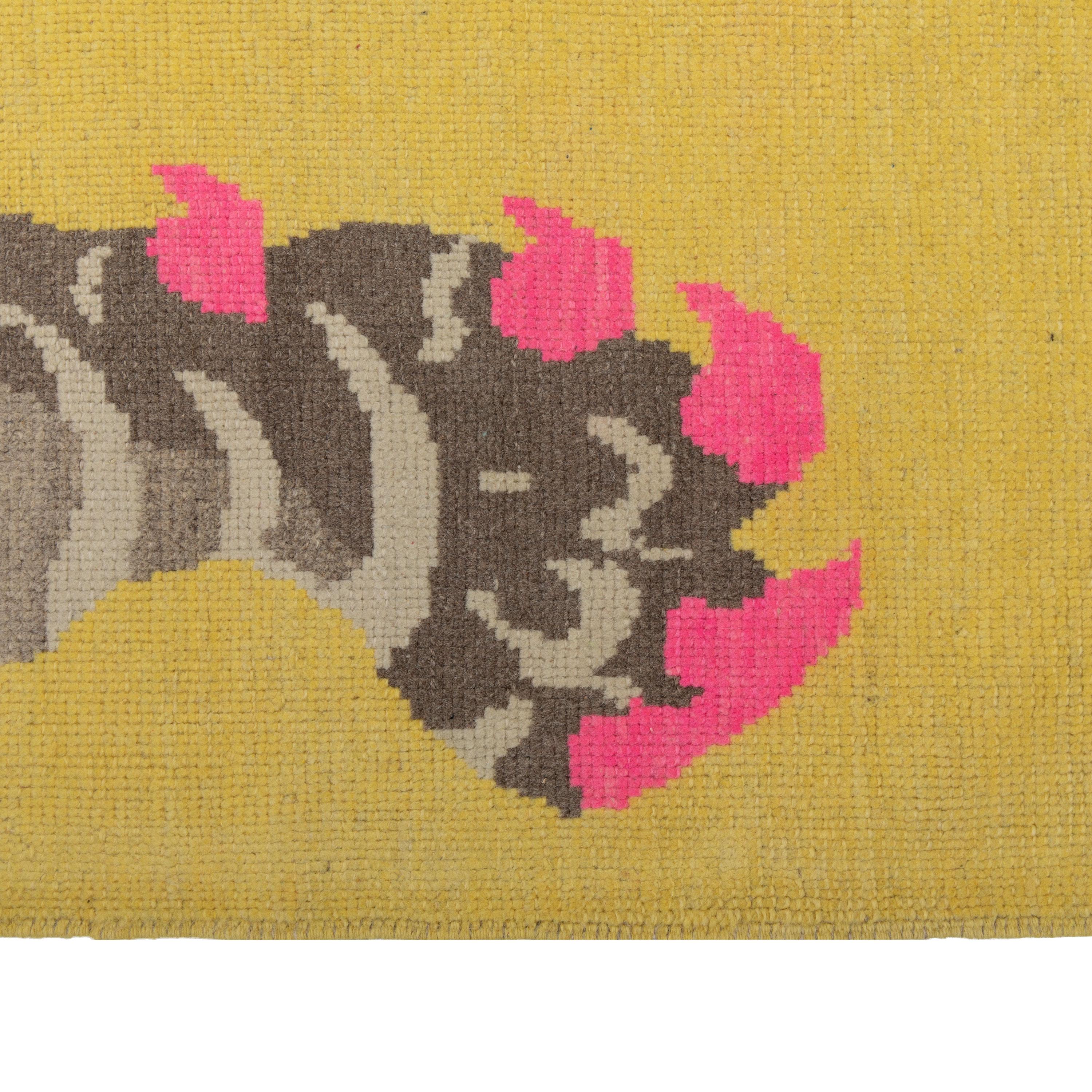 Ce tapis en laine tigrée contemporaine jaune est une œuvre d'art étonnante pour votre sol. Noué à la main en Turquie, ce tapis contemporain de 6'8