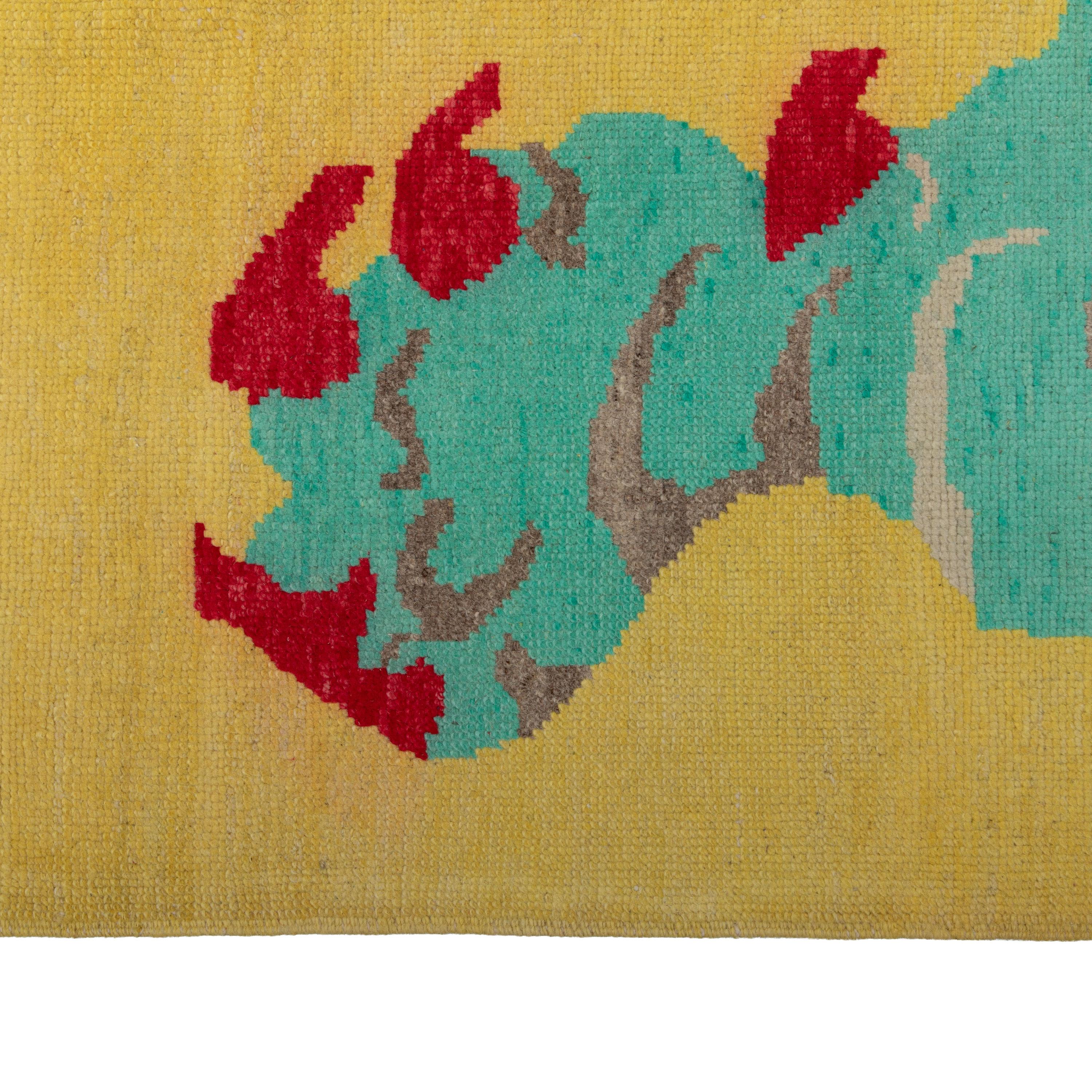 Questo tappeto in lana tigrata giallo contemporaneo è un pezzo vibrante e artistico che misura 9'3