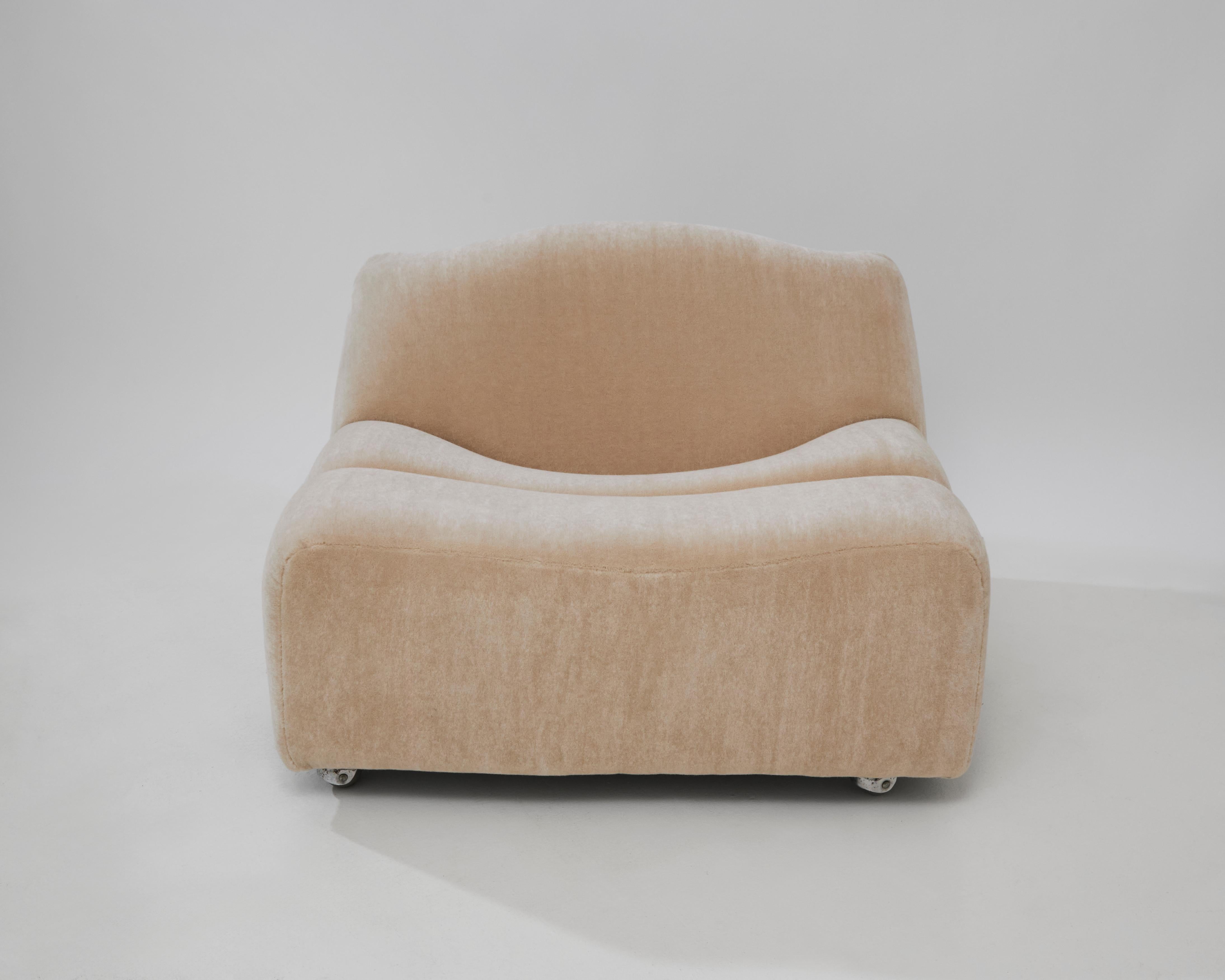 Incredible ABCD sofa, a sculptural one-seater designed by Pierre Paulin for Artifort in 1968. This sofa is comprised of three distinct segments distinguished by their wave-shaped curves. The gently sloping curved seats offer each user their own cozy
