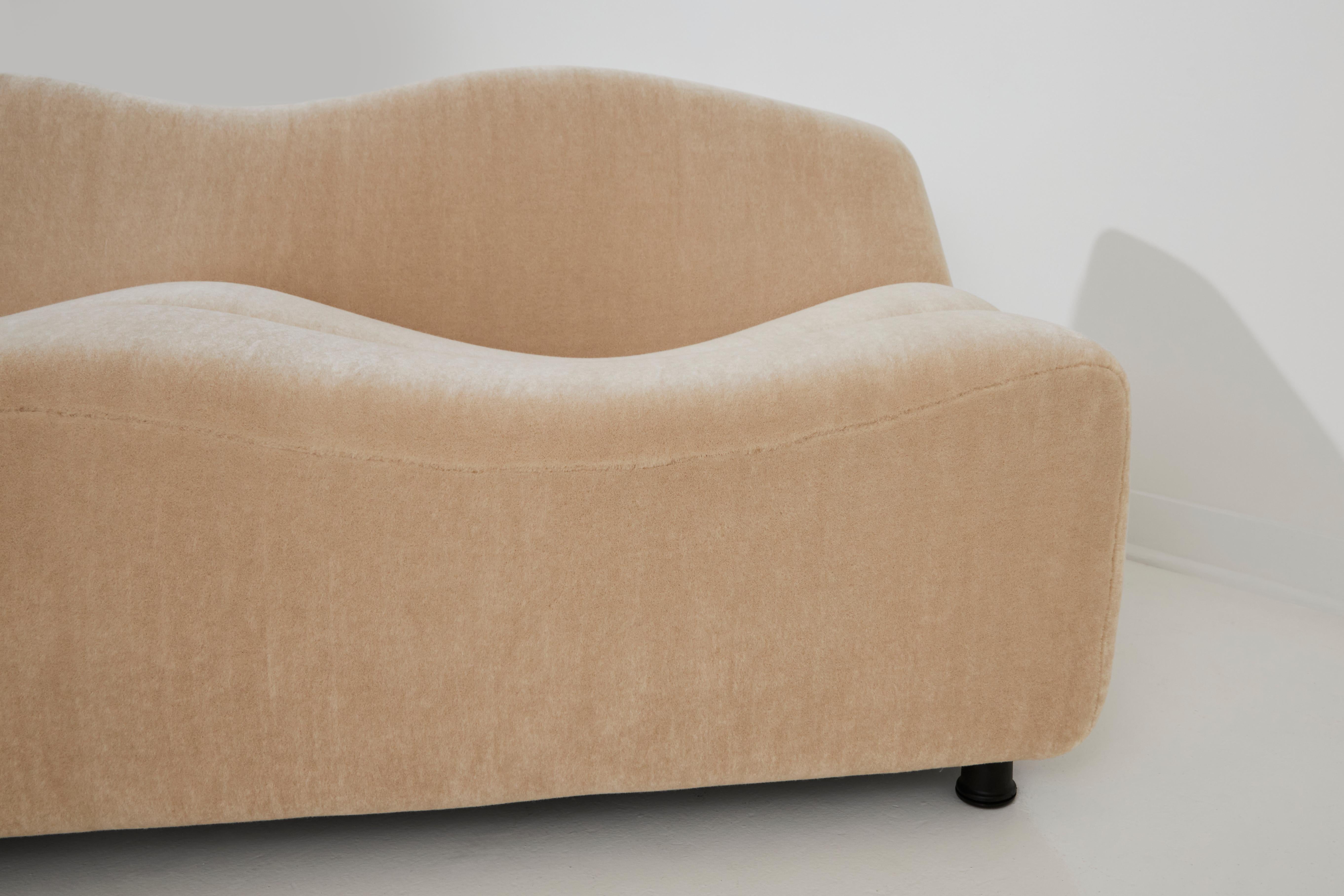 Das ABCD-Sofa, ein Entwurf von Pierre Paulin aus dem Jahr 1968, ist ein Zeugnis seiner innovativen und zukunftsweisenden Designphilosophie. Dieses Sofa ist ein echtes Unikat, das sich durch sein unkonventionelles und sehr markantes Design