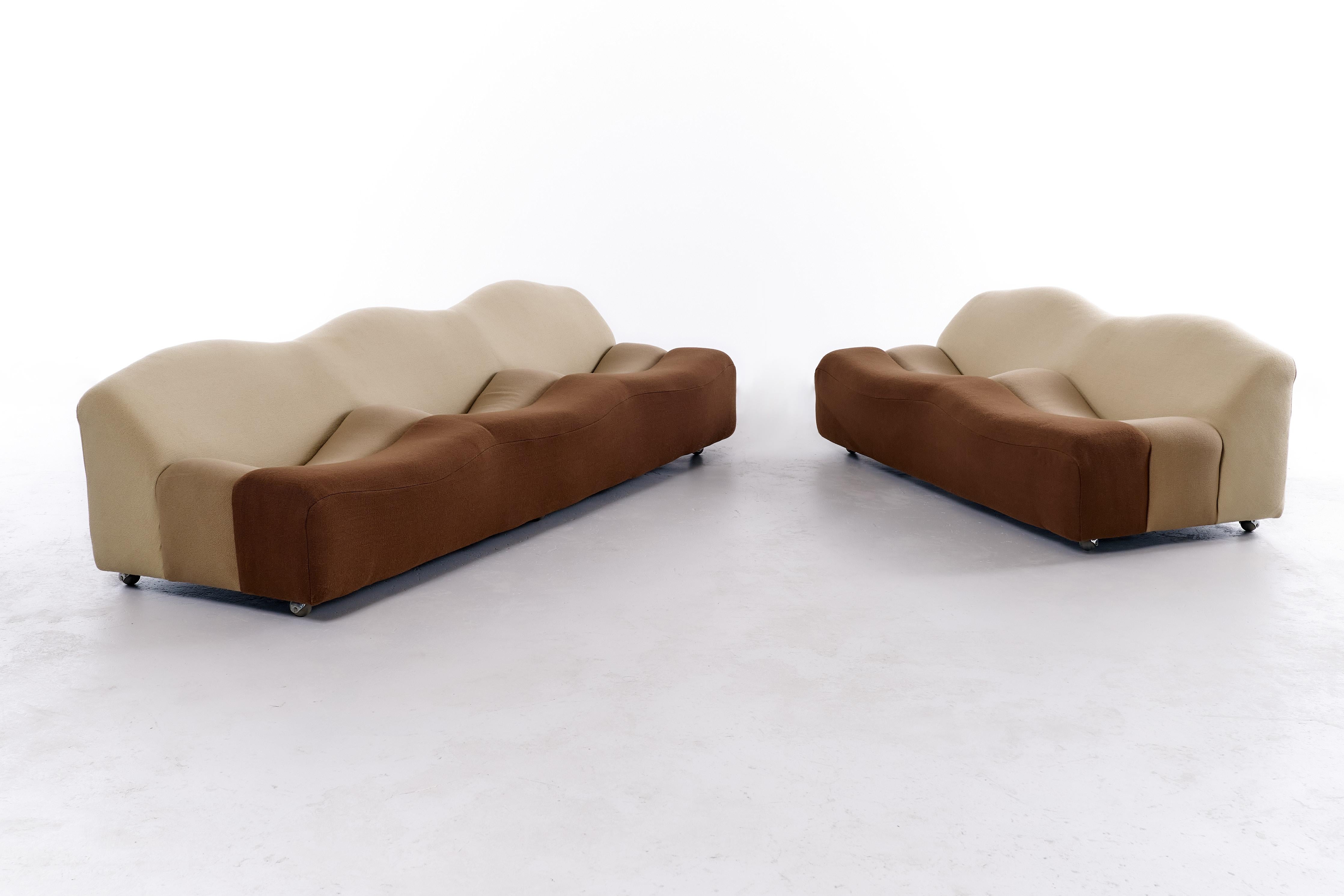 Das 1968 von Pierre Paulin entworfene ABCD-Sofa ist in der Tat ein bemerkenswertes Möbelstück, das seinen innovativen und zukunftsweisenden Designansatz verdeutlicht. Dieses Sofa ist unverwechselbar und zeichnet sich durch sein einzigartiges und