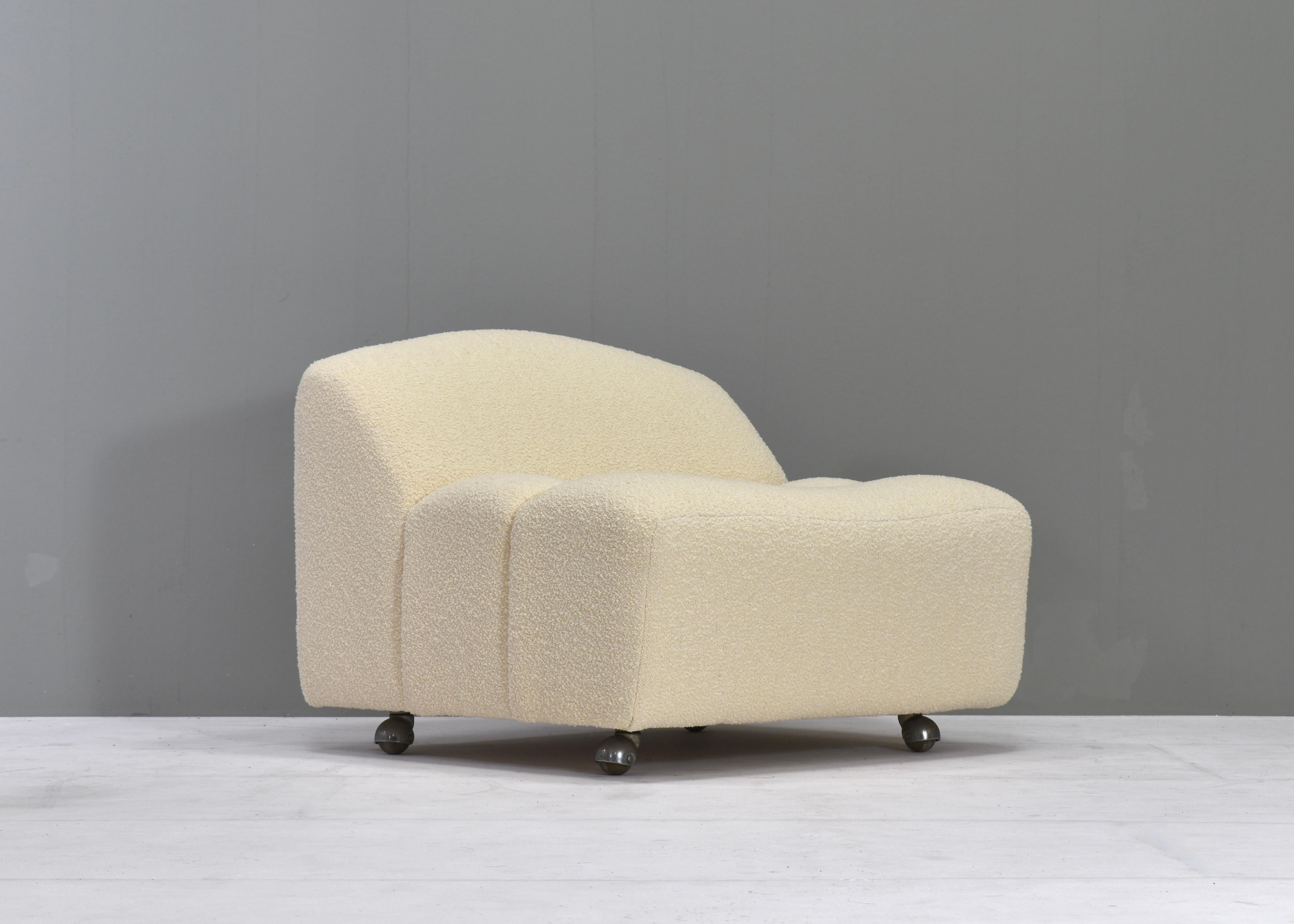 Rare ABCD F260 chair by Pierre Paulin for Artifort – Netherlands, 1968. 
It is re-upholstered in a beautiful wool/cotton fabric from Paris, France.
The chair is very comfortable and ergonomic to sit in.
The items still have the original wheels