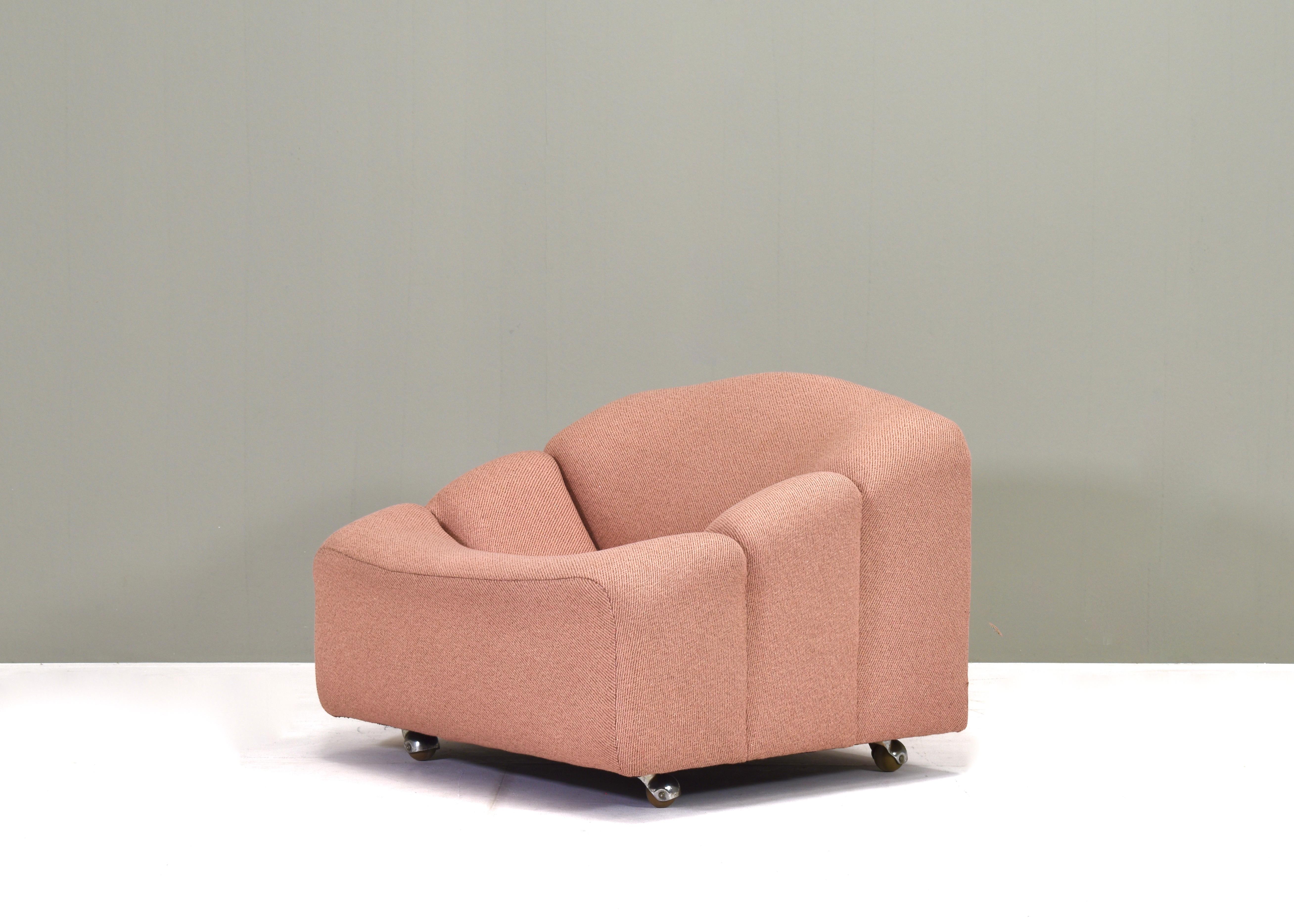 Very rare ABCD chair by Pierre Paulin for Artifort – Netherlands, 1968.
The chair is very comfortable and ergonomic to sit in.
The items still have the original wheels underneath and are still in the original wool fabric by De Ploeg.
Designer: