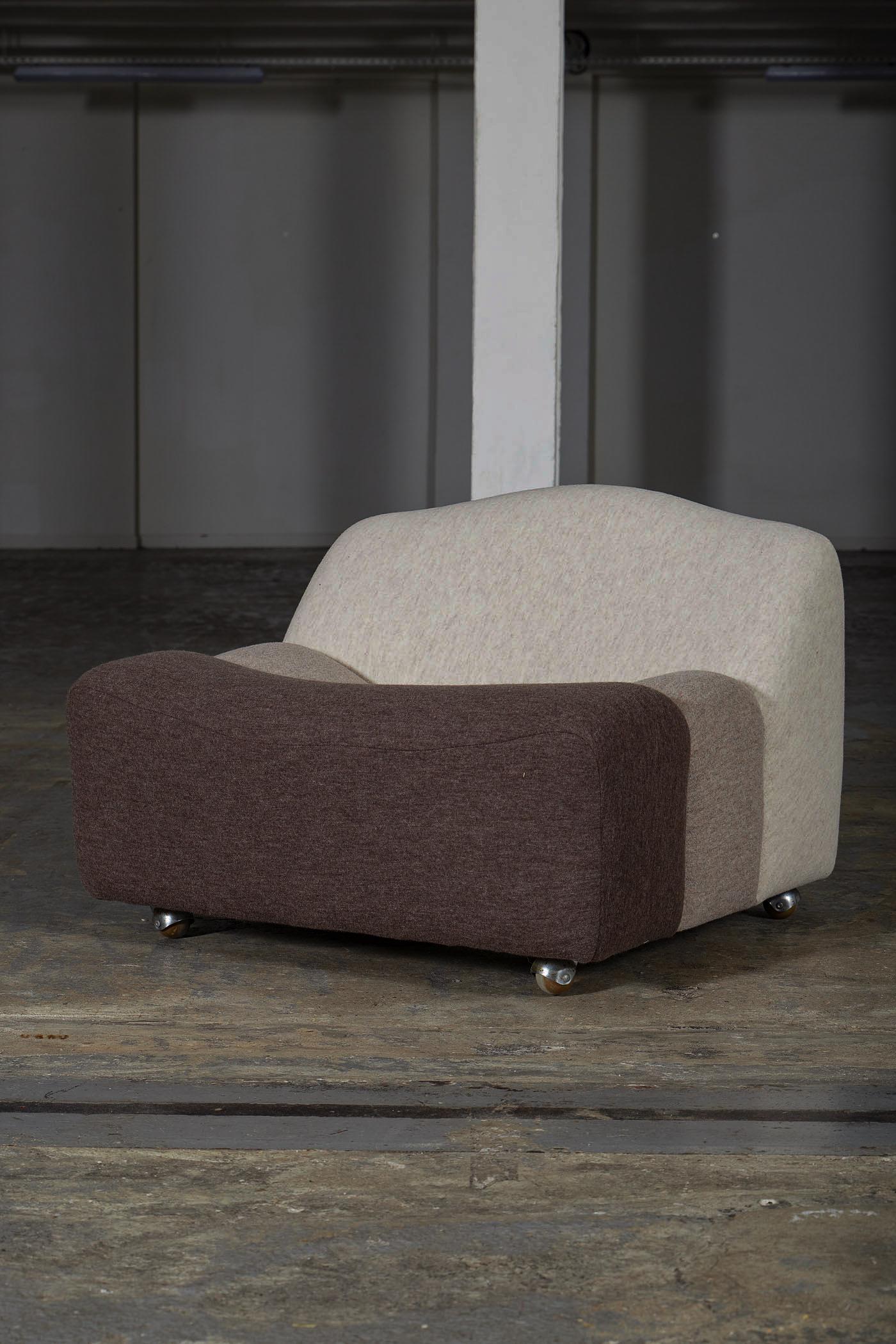 ABCD armchair by the famous French designer Pierre Paulin (1927-2009), from the 1970s. The armchair's fabric features a range of beige hues and rests on casters for easy movement. This iconic armchair is characterized by a modular and undulating