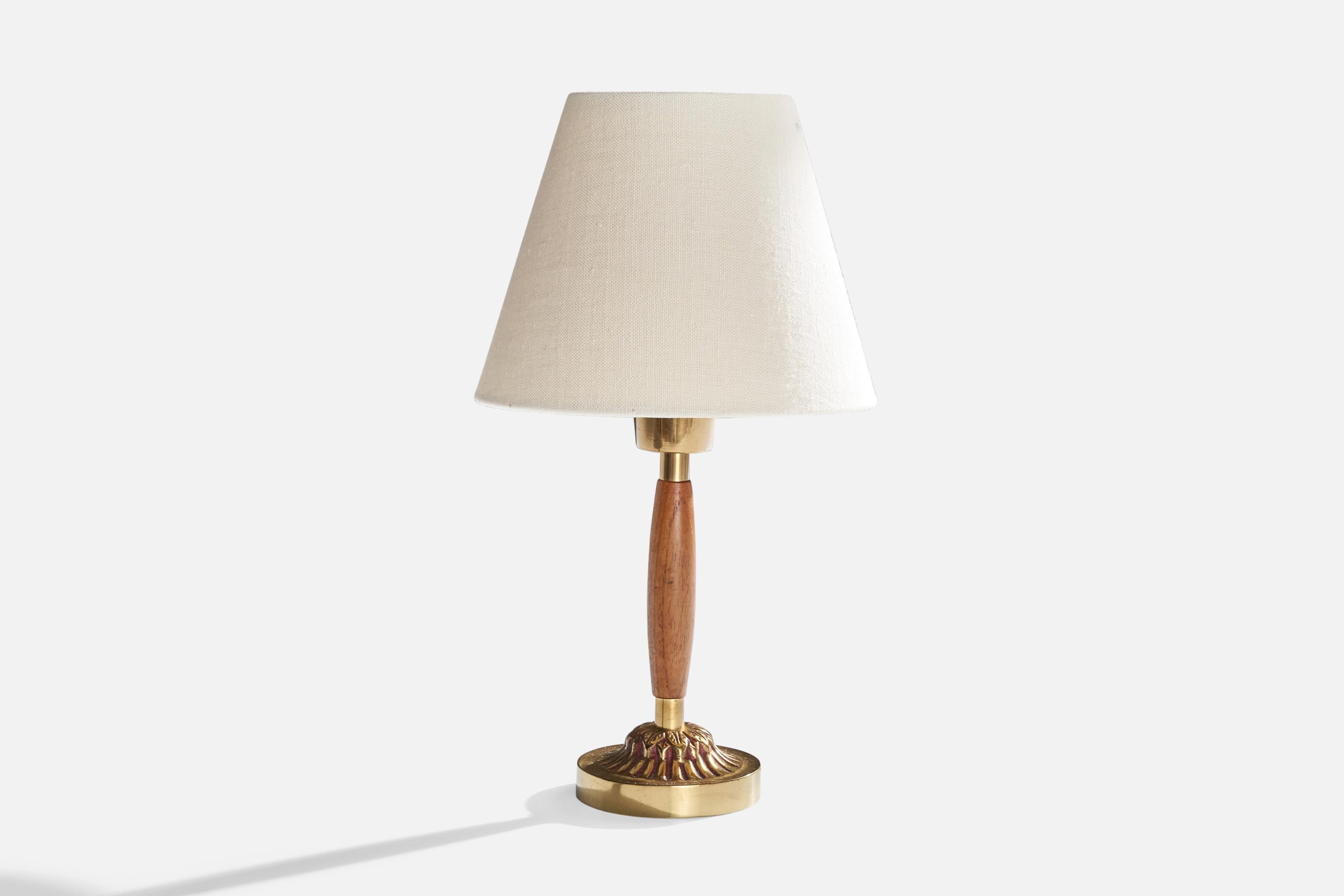 Lampe de table en laiton et teck produite par A.I.C., Suède, C.1950.

Dimensions de la lampe (pouces) : 8.625