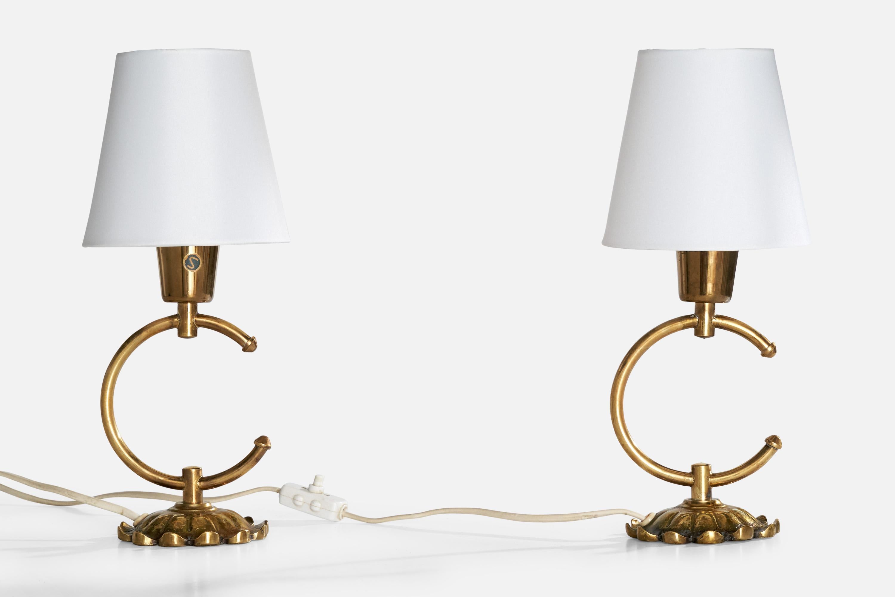Paire de lampes de table en laiton et tissu blanc produites par A.I.C., Suède, C.C. 1940.

Dimensions de la lampe avec abat-jour (pouces) : 12.75