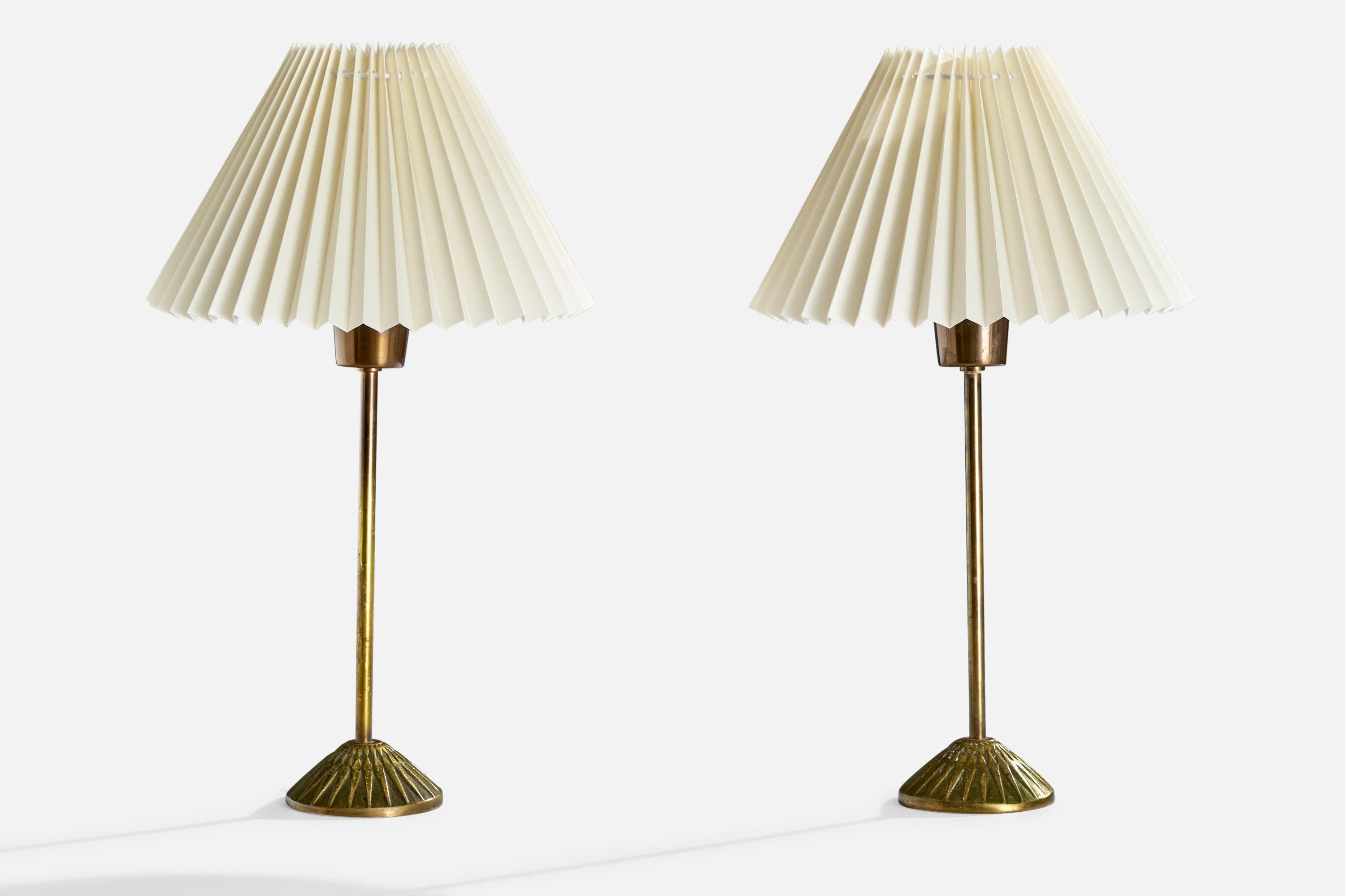 Paire de lampes de table en laiton conçues et produites par A.I.C., Suède, c.C. 1950.

Dimensions de la lampe (pouces) : 11.625