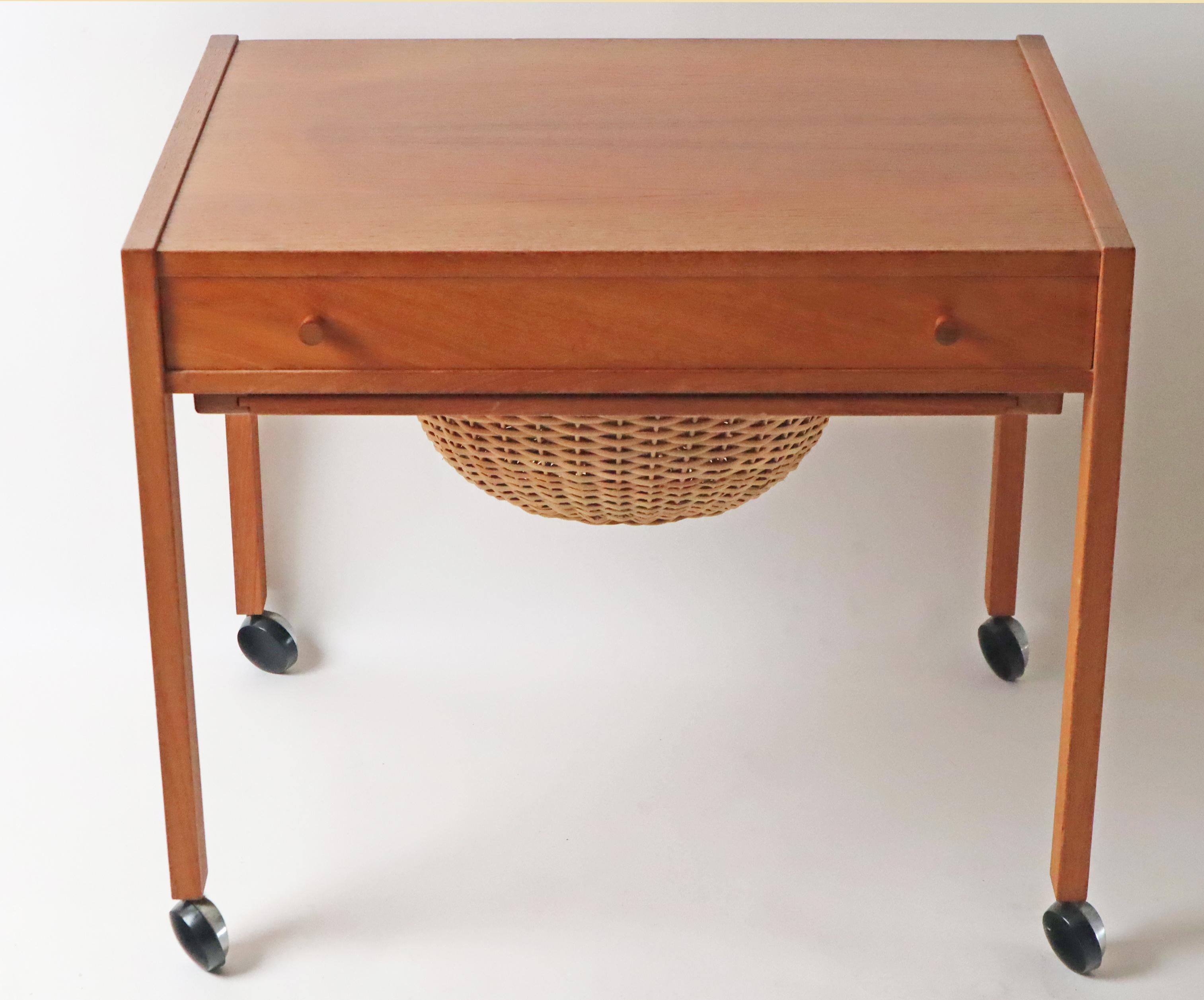 Magnifique table de café, de couture et d'appoint avec un panier en rotin, 1950, Danemark. État moyen - En vente à Hannover, DE