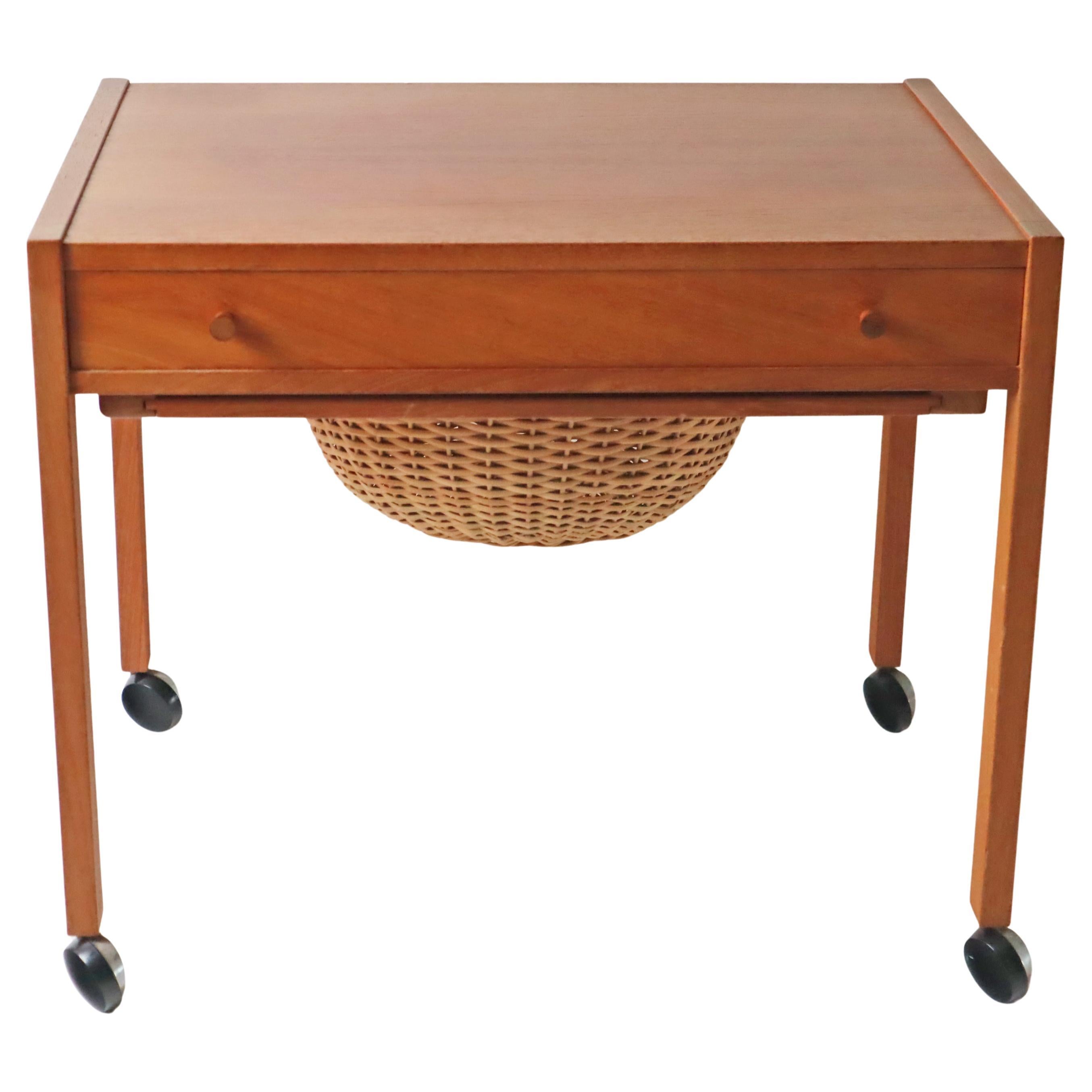 Bellissimo tavolino da caffè, da cucito e laterale con cesto in rattan anni '50, Danimarca.