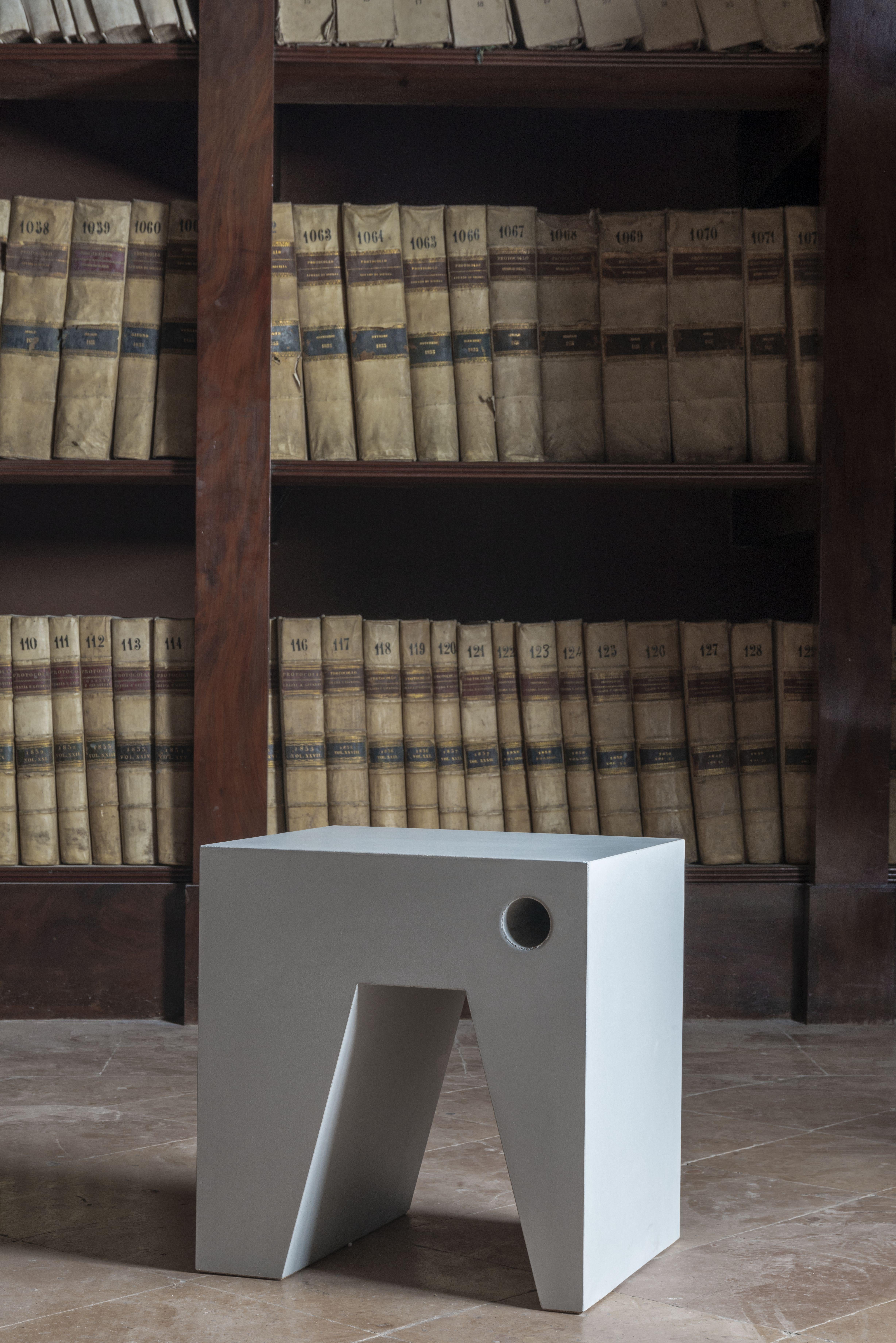 italien Table d'appoint M en béton de la collection Abecedario par Studio Strato pour Forma&Cemento en vente