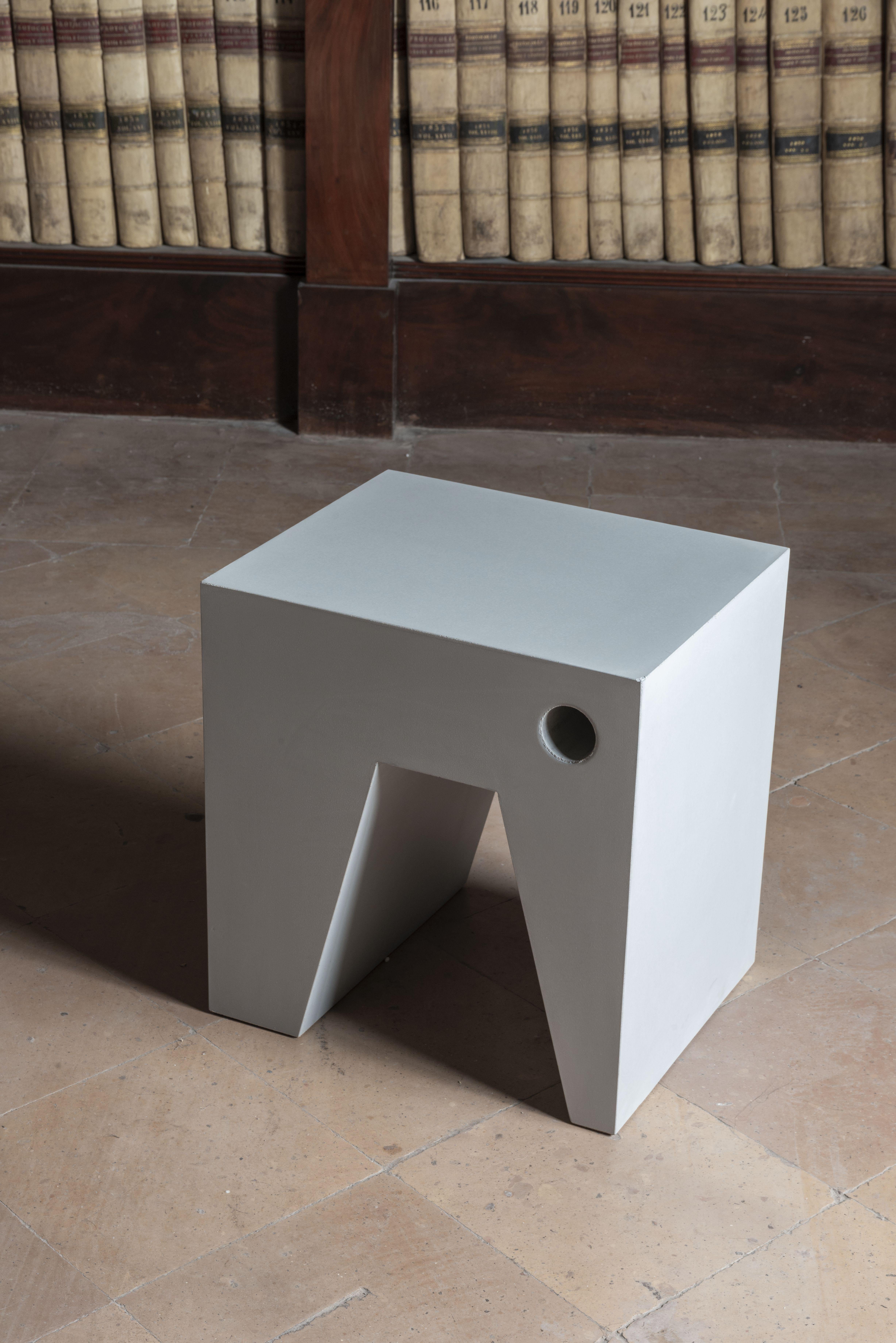 Abecedario Kollektion Beton-Beistelltisch „M“ von Studio Strato für Forma&Cemento, Abecedario (Geformt) im Angebot