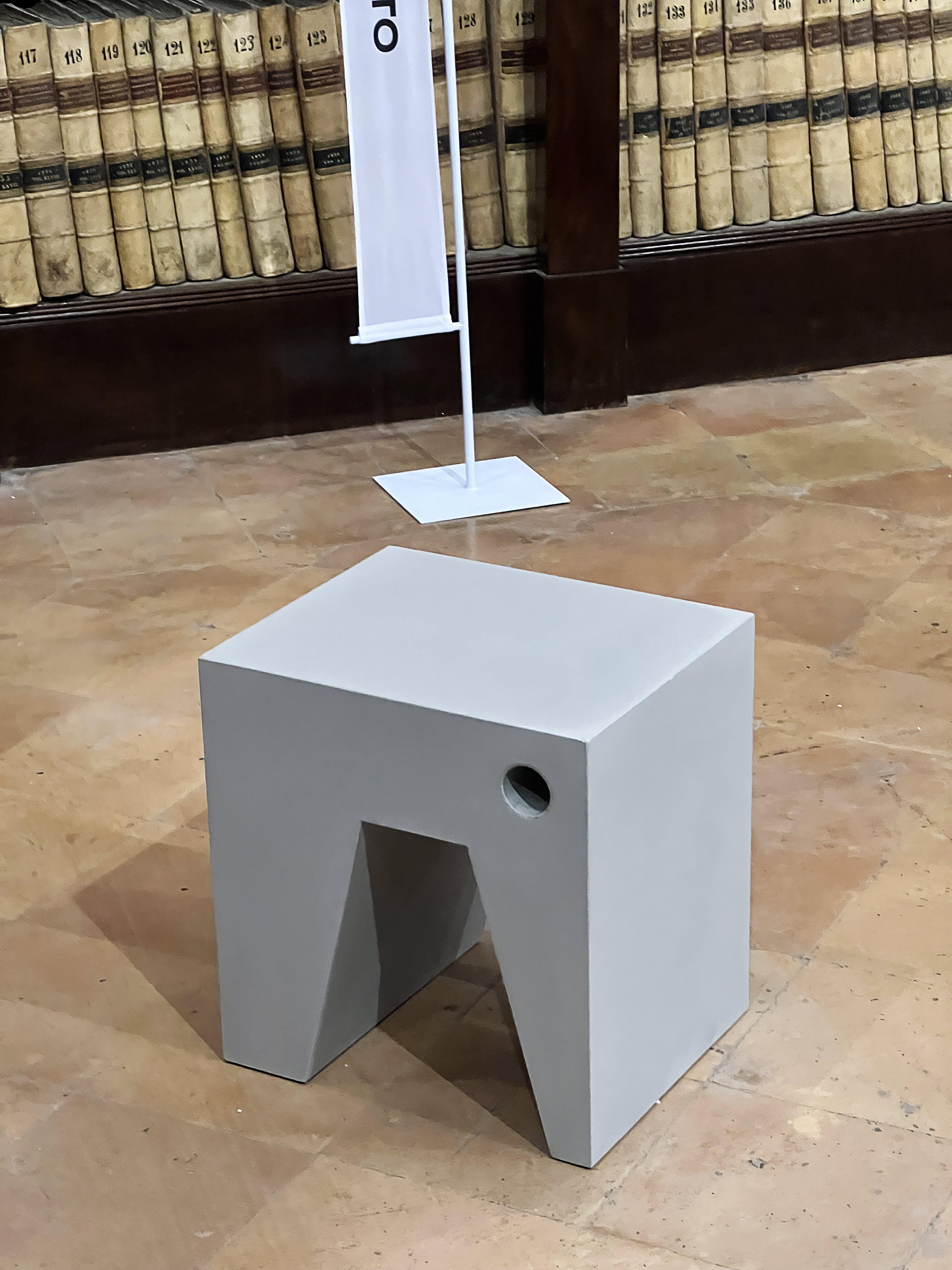 Abecedario Kollektion Beton-Beistelltisch „M“ von Studio Strato für Forma&Cemento, Abecedario im Angebot 1