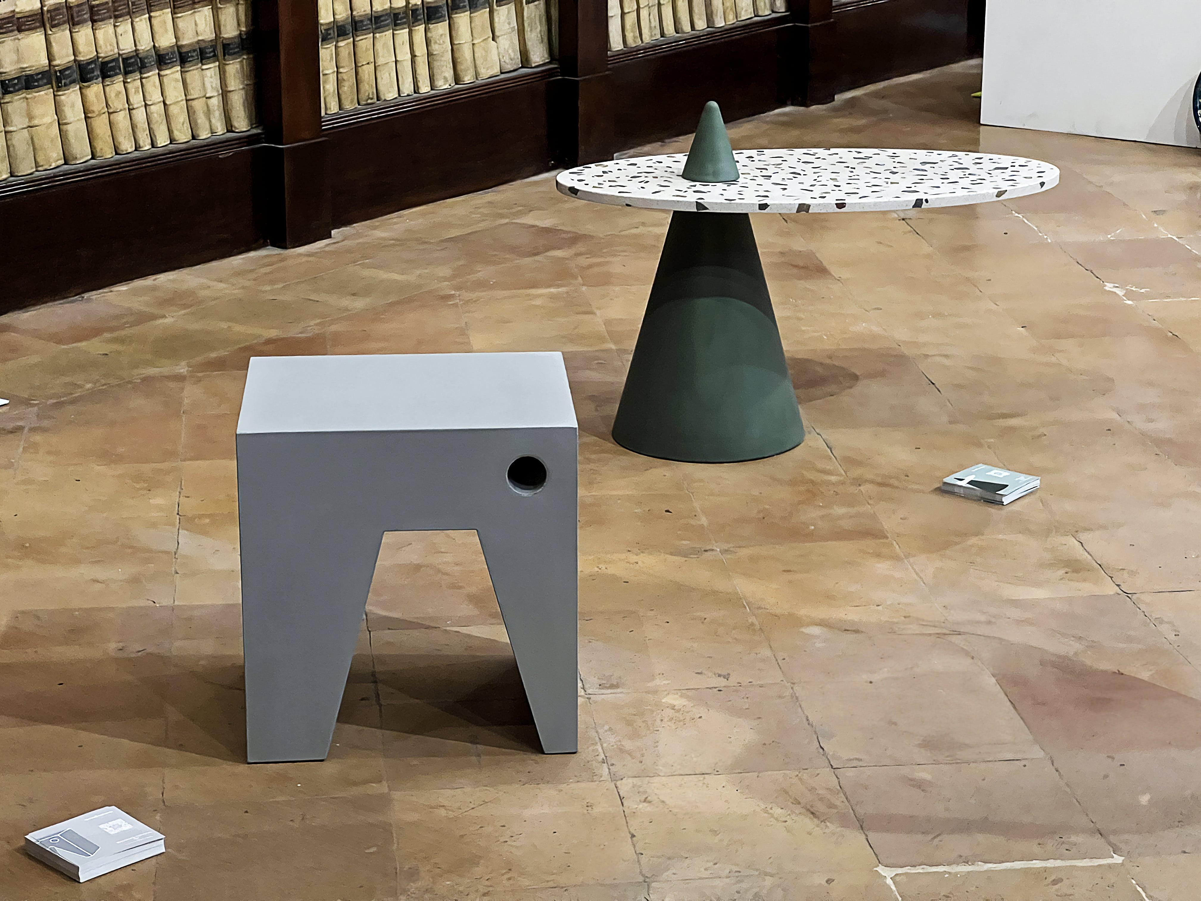 Table d'appoint M en béton de la collection Abecedario par Studio Strato pour Forma&Cemento en vente 1