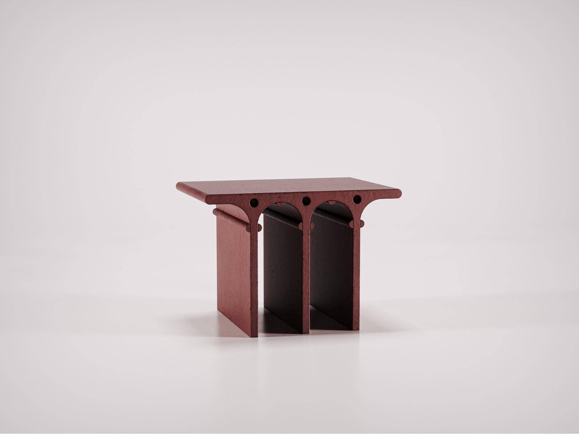 Brutalisme Collection Abecedario - Table d'appoint « I » en béton et ciment couleur cerisier en vente