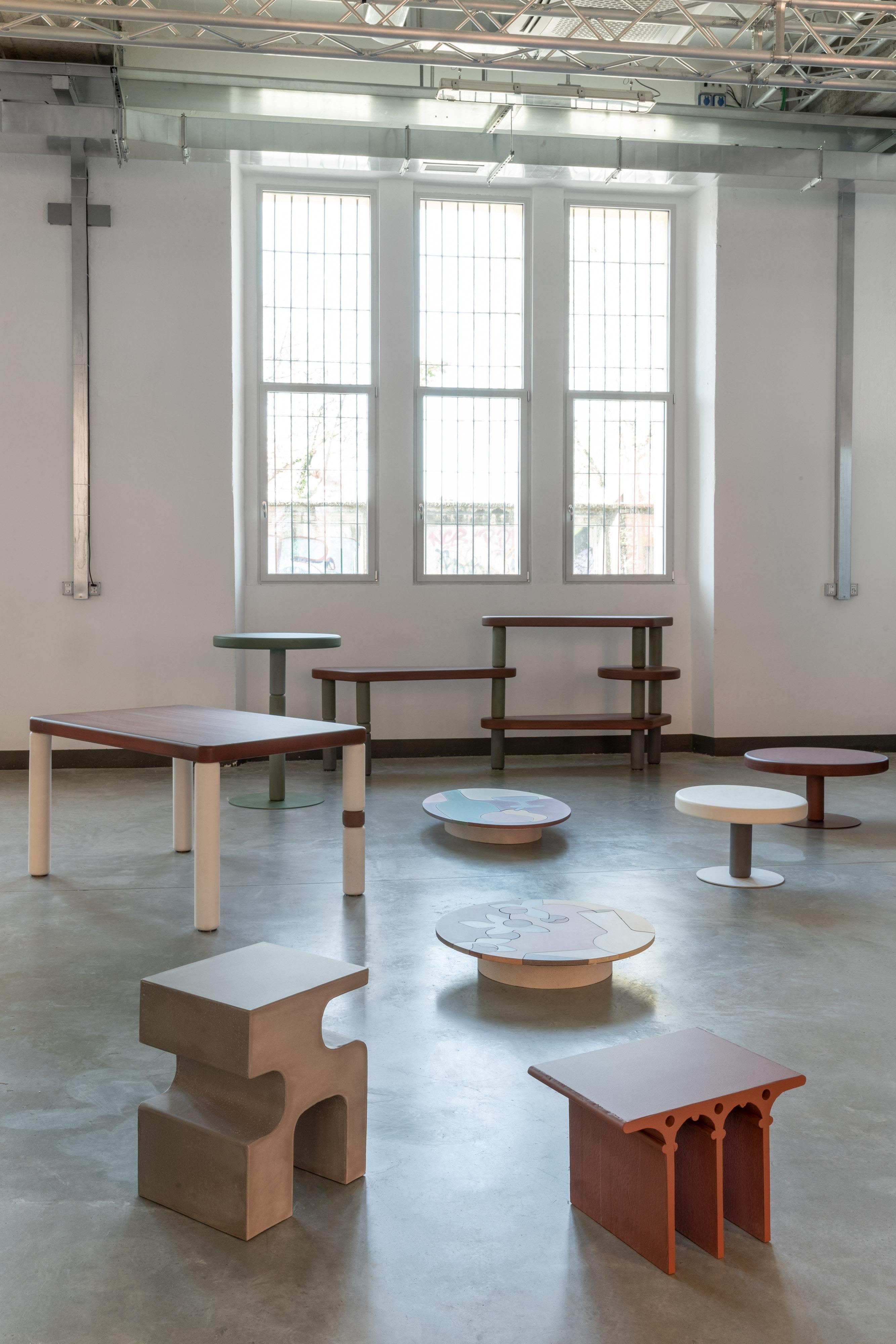 Moulage Collection Abecedario - Table d'appoint « I » en béton et ciment couleur cerisier en vente