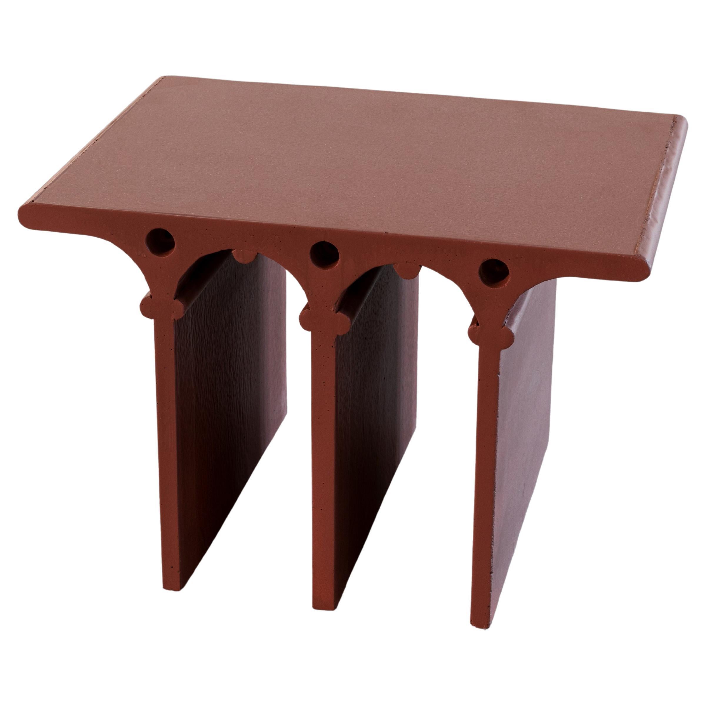 Collection Abecedario - Table d'appoint « I » en béton et ciment couleur cerisier