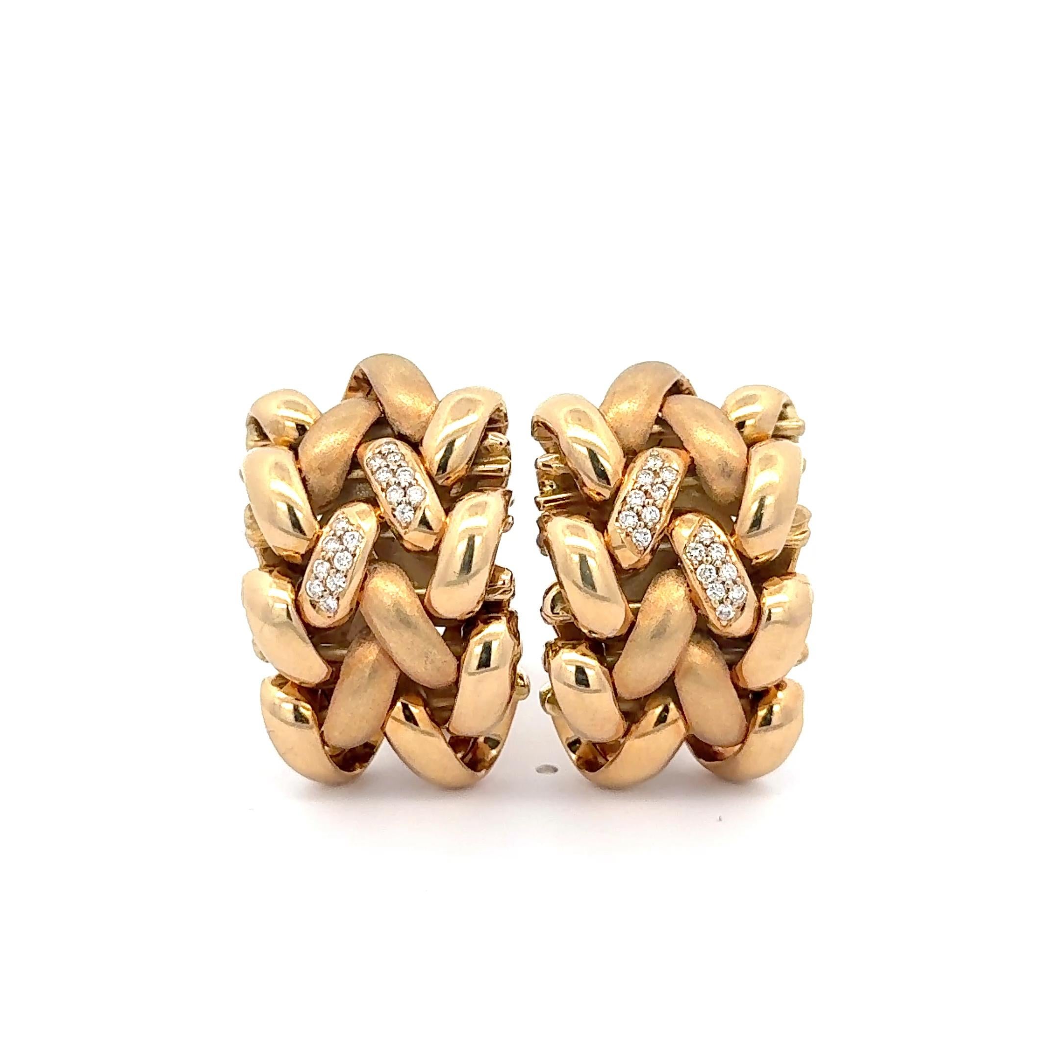 Abel & Zimmerman - Cerchi con diamanti intrecciati in oro giallo 18 carati. I cerchi presentano 32 diamanti tondi brillanti. Gli orecchini misurano circa 1,25 pollici per 0,75 pollici e pesano 36 grammi.