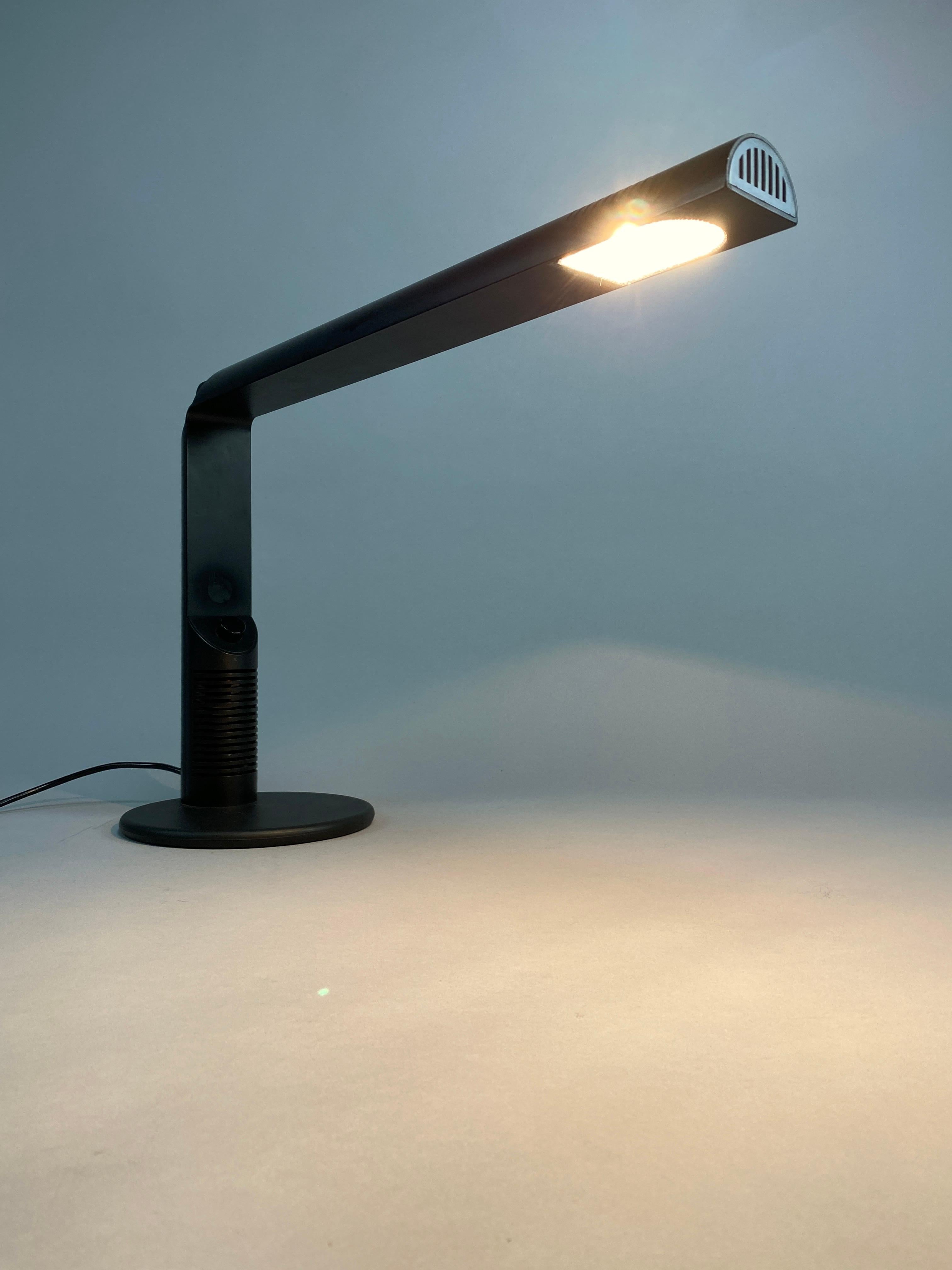 Abele Desk Lamp by Gian Franco Frattini for Luce Italy In Good Condition For Sale In Weesp, NL