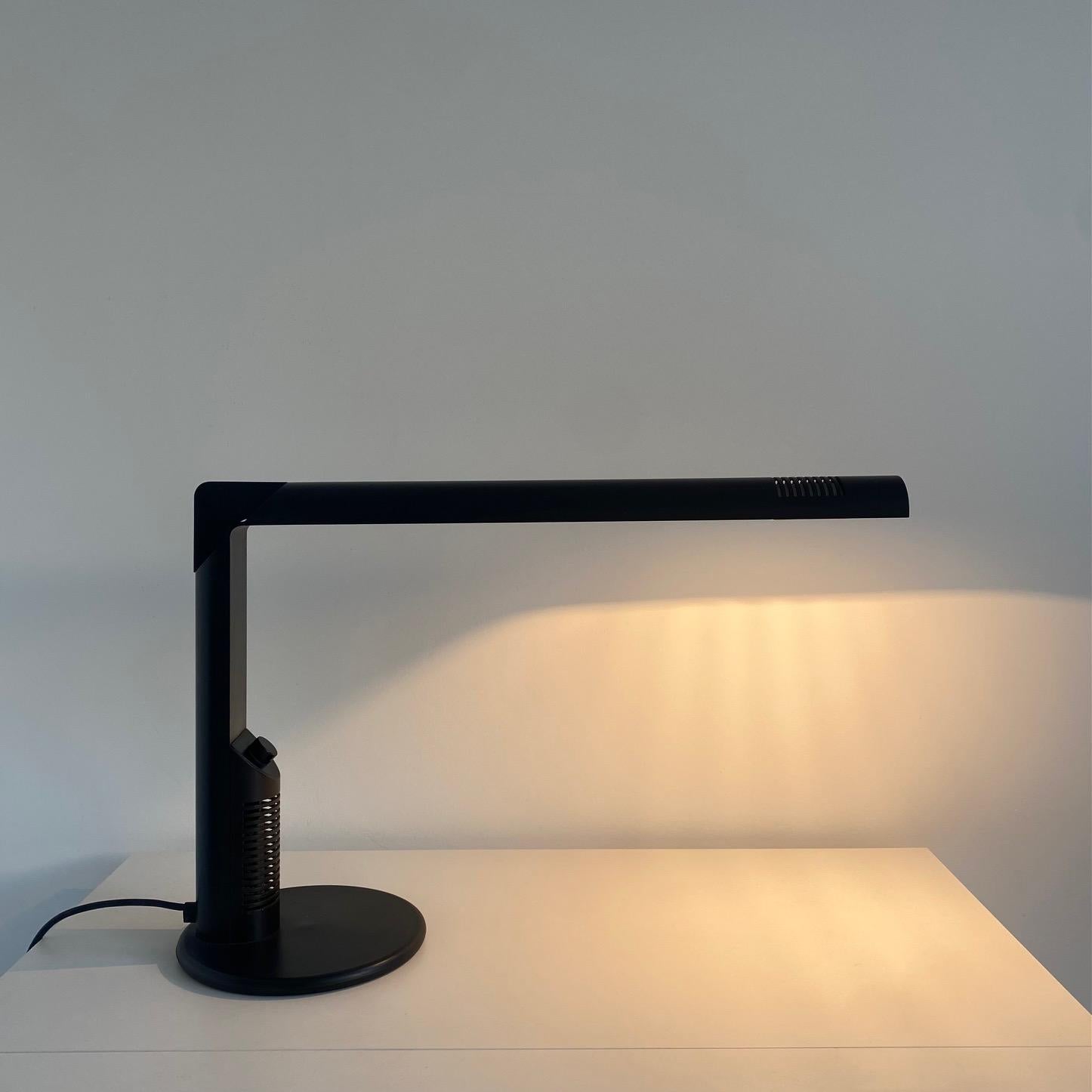 Abele table lamp by Gianfranco Frattini for Luci, Italy 1979

Matt black lamp with intensity variator, black metal structure and base.

Totally functional ! good condition.
