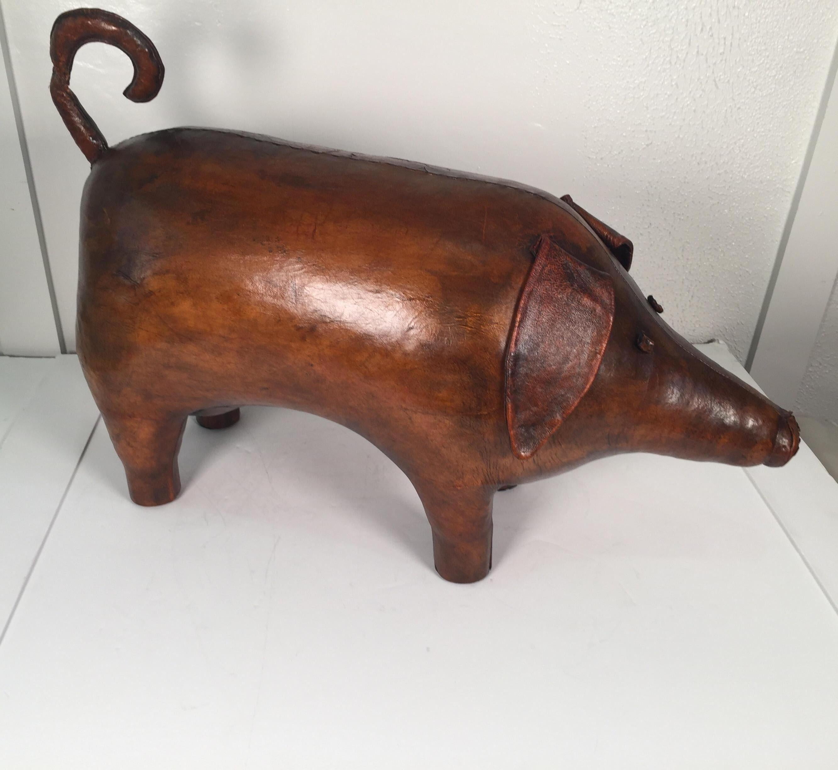 Cochon en cuir iconique cousu main par Dimitri Omersa pour Abercrombie and Fitch, 1960-1970. Le pouf cochon est en très bon état avec la queue d'origine et un conditionnement et polissage récent du cuir, mais il montre toujours son caractère d'âge