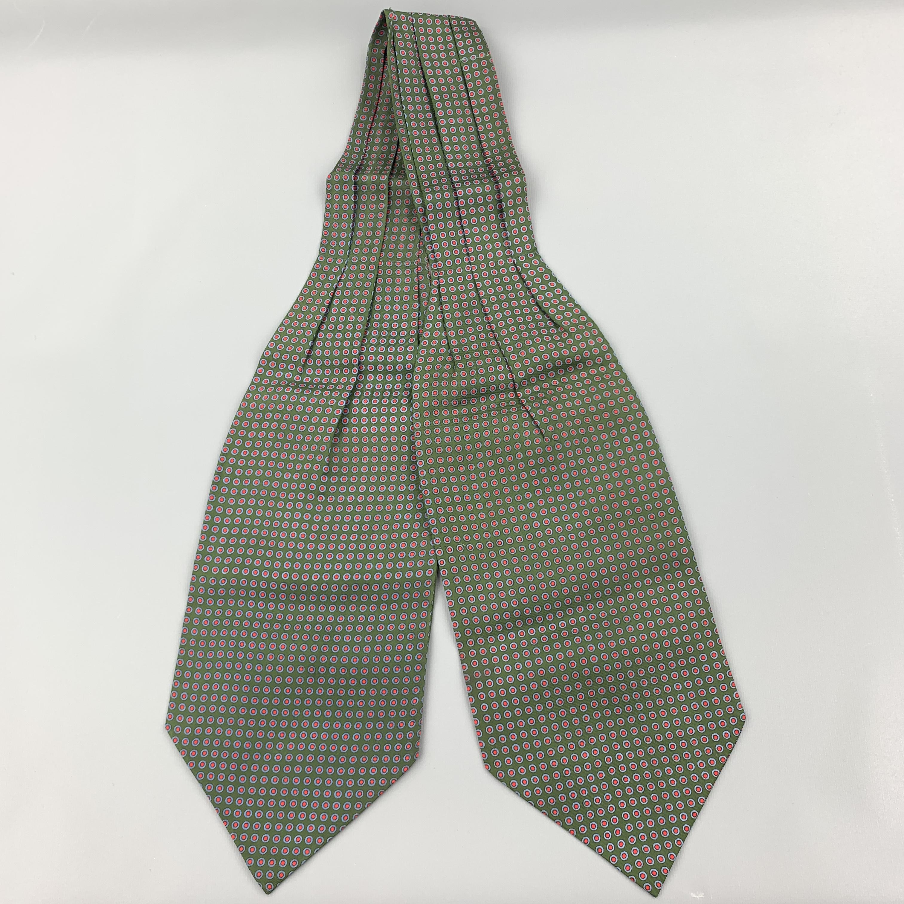 VINTAGE ABERCROMIE ascot comes in a olive circle print silk. Made in England. 
Excellent Pre-Owned Condition.

Measurements:

Shortest Width: 2.5 in. 
Longest Width: 5.5 in. 
Length: 44 in.
