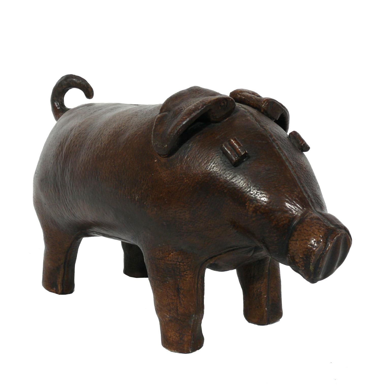 Tirelire en céramique Abercrombie & Fitch, Angleterre, vers les années 1950. Inspiré de leurs célèbres jouets et poufs en cuir, ce petit cochon ressemble à du cuir cousu, mais il est en fait fabriqué en céramique.