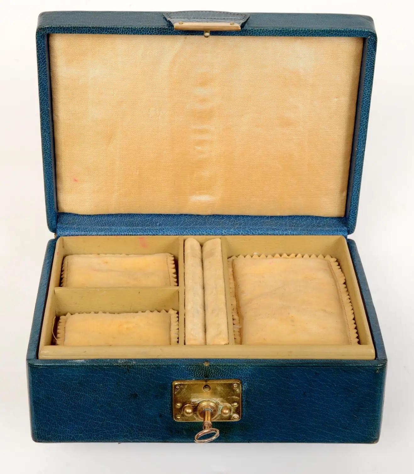Abercrombie &New New York, Vintage, boîte à bijoux en cuir de veau lisse bleu patiné, avec fermeture à clé, c1950. La poignée d'origine se trouve sur la partie supérieure. La boîte a une doublure en daim et un plateau amovible. Le plateau comporte
