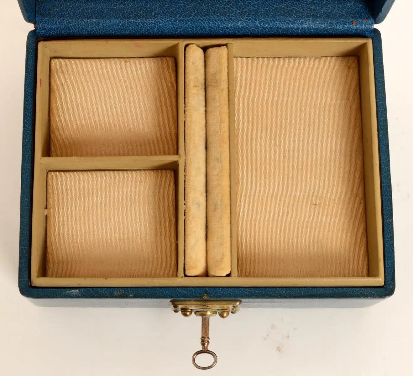 Boîte à bijoux Abercrombie & Fitch recouverte de cuir de veau bleu patiné, vers 1950 Unisexe en vente