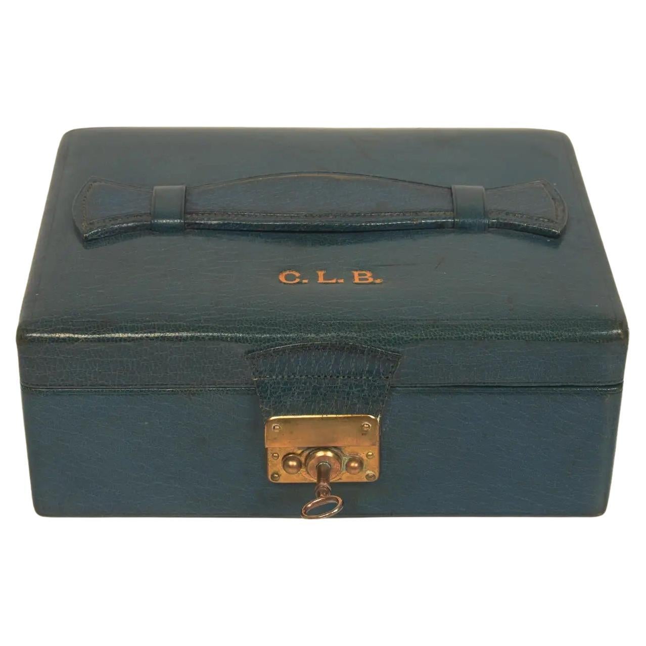 Boîte à bijoux Abercrombie & Fitch recouverte de cuir de veau bleu patiné, vers 1950 en vente