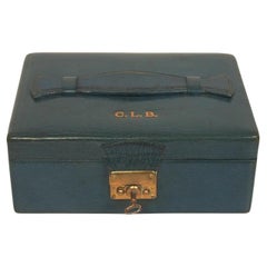 Boîte à bijoux Abercrombie & Fitch recouverte de cuir de veau bleu patiné, vers 1950