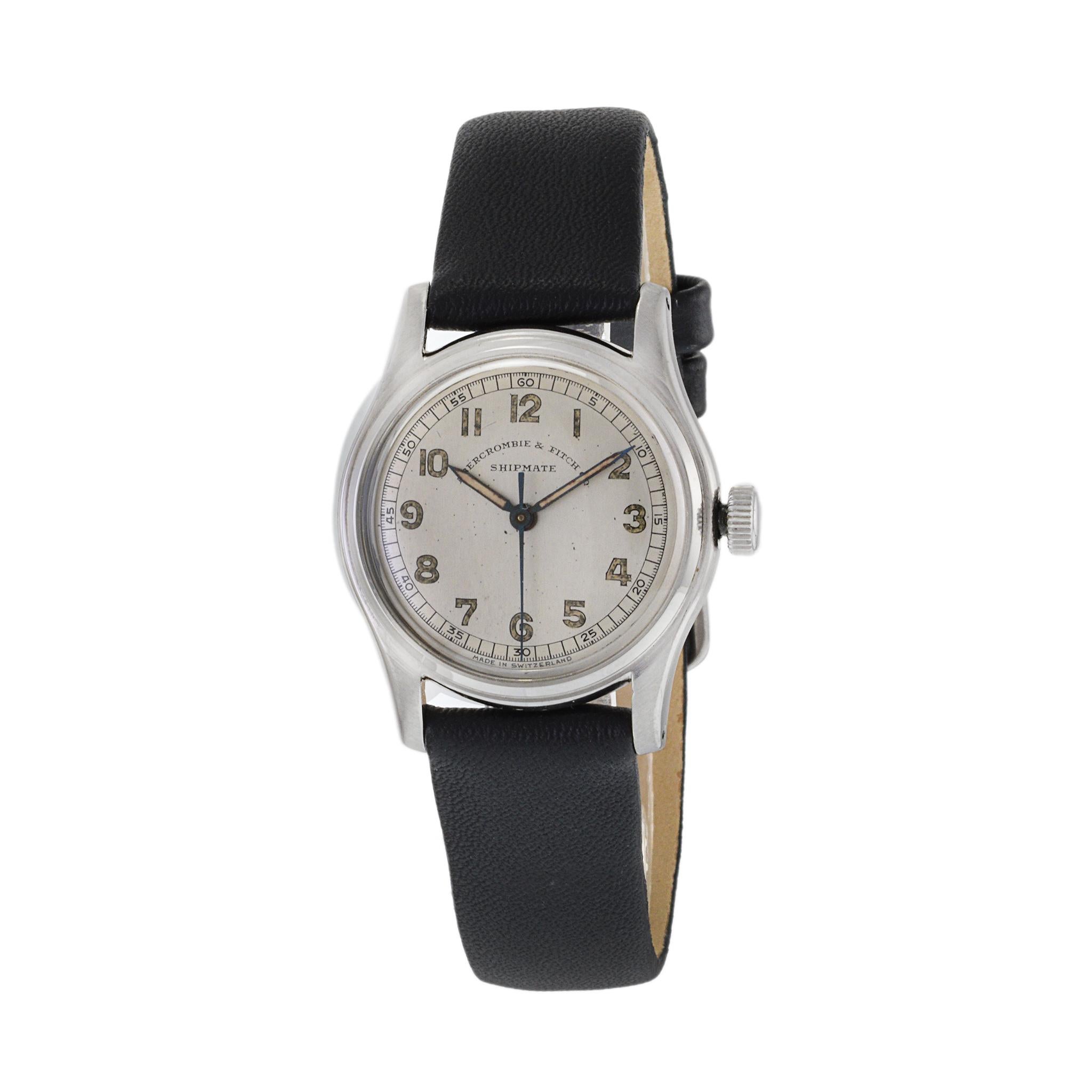 Dies ist eine seltene und originale Abercrombie & Fitch Co. Schiffskamerad. Diese Uhr im militärischen Stil verfügt über ein Original-Zifferblatt, das sich in Anbetracht seines Alters in einem außergewöhnlichen Zustand befindet.

Das