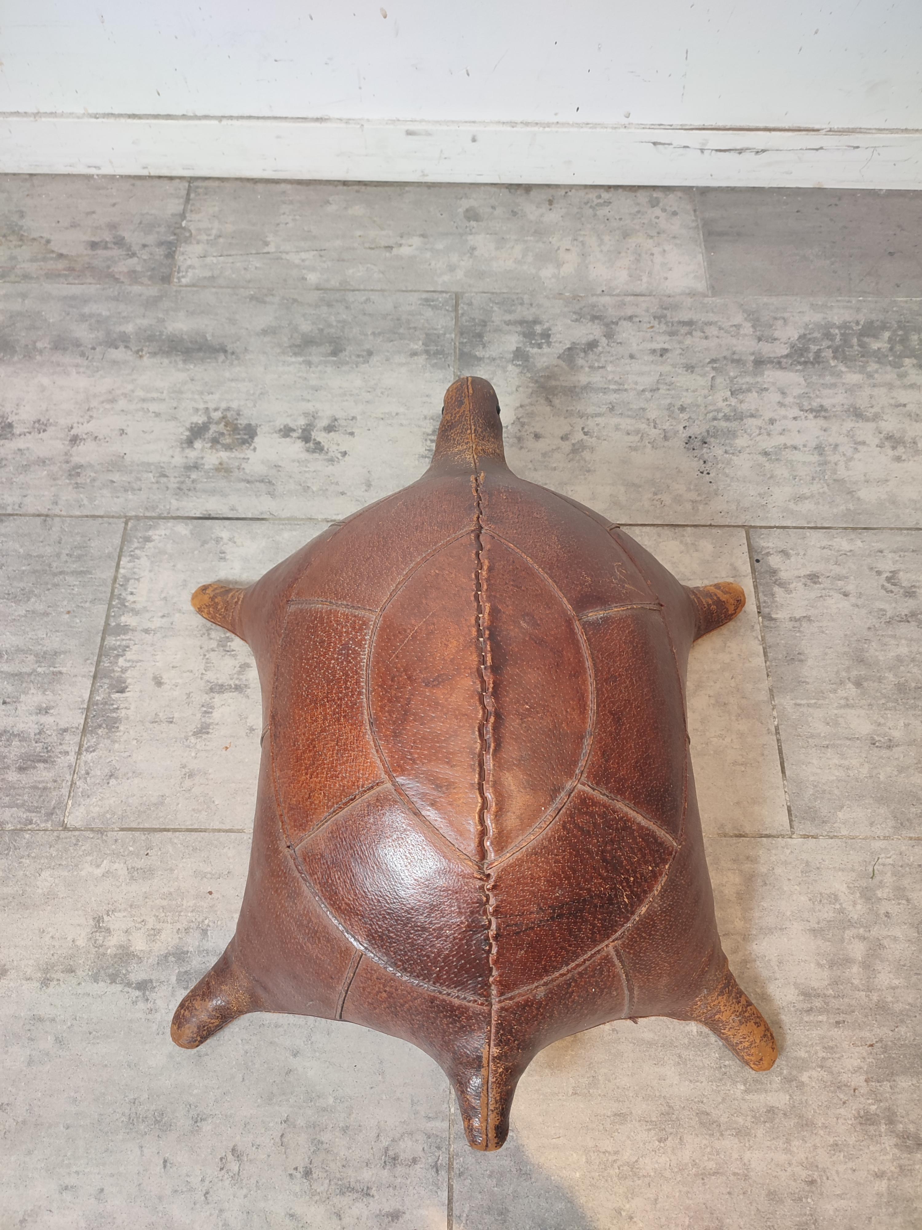 Einzigartiger Schildkrötenhocker aus patiniertem Leder, sehr guter Zustand.
Kostenloser Versand.