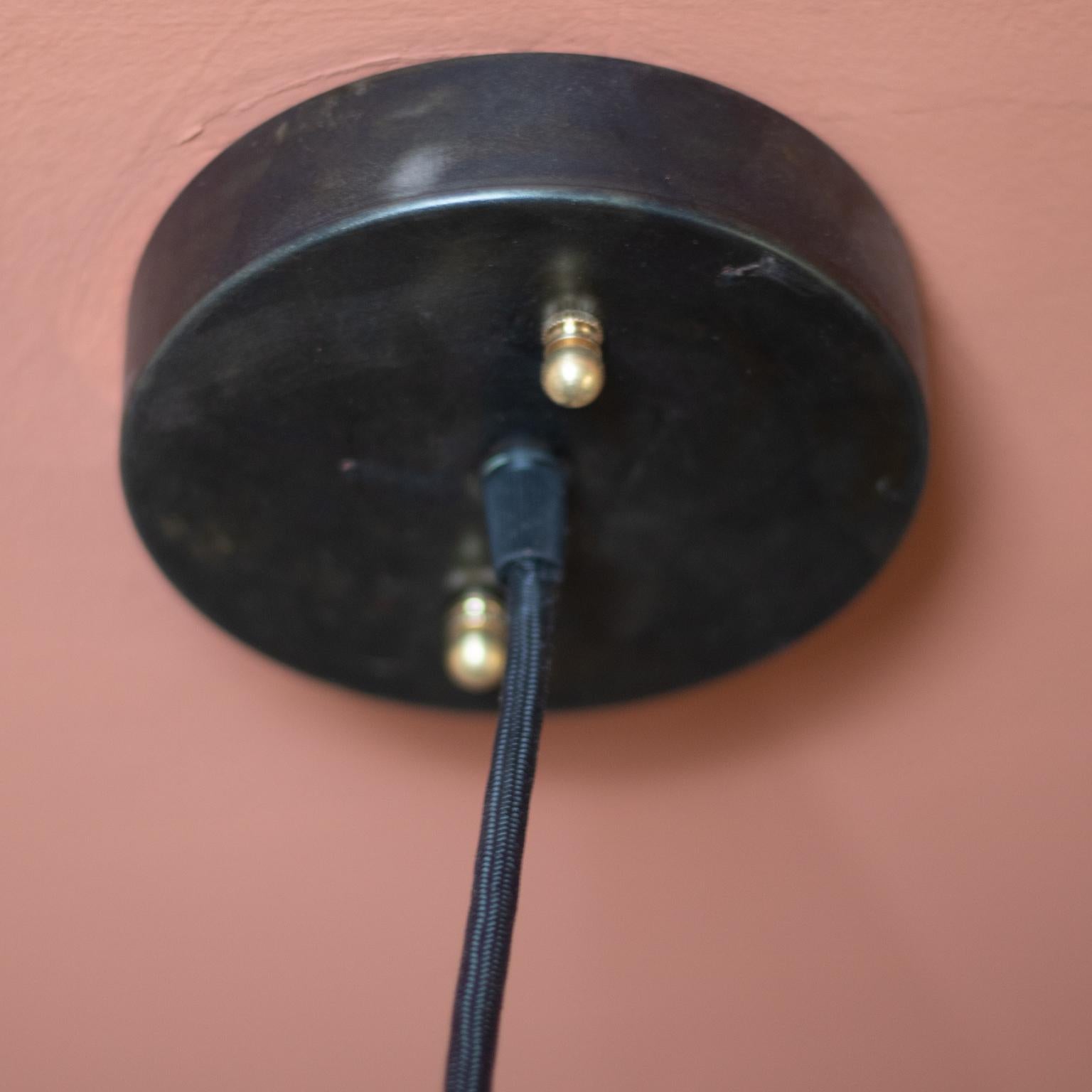 Moderne Lampe à suspension Aberdeen en métal buriné noir et marron, en stock en vente