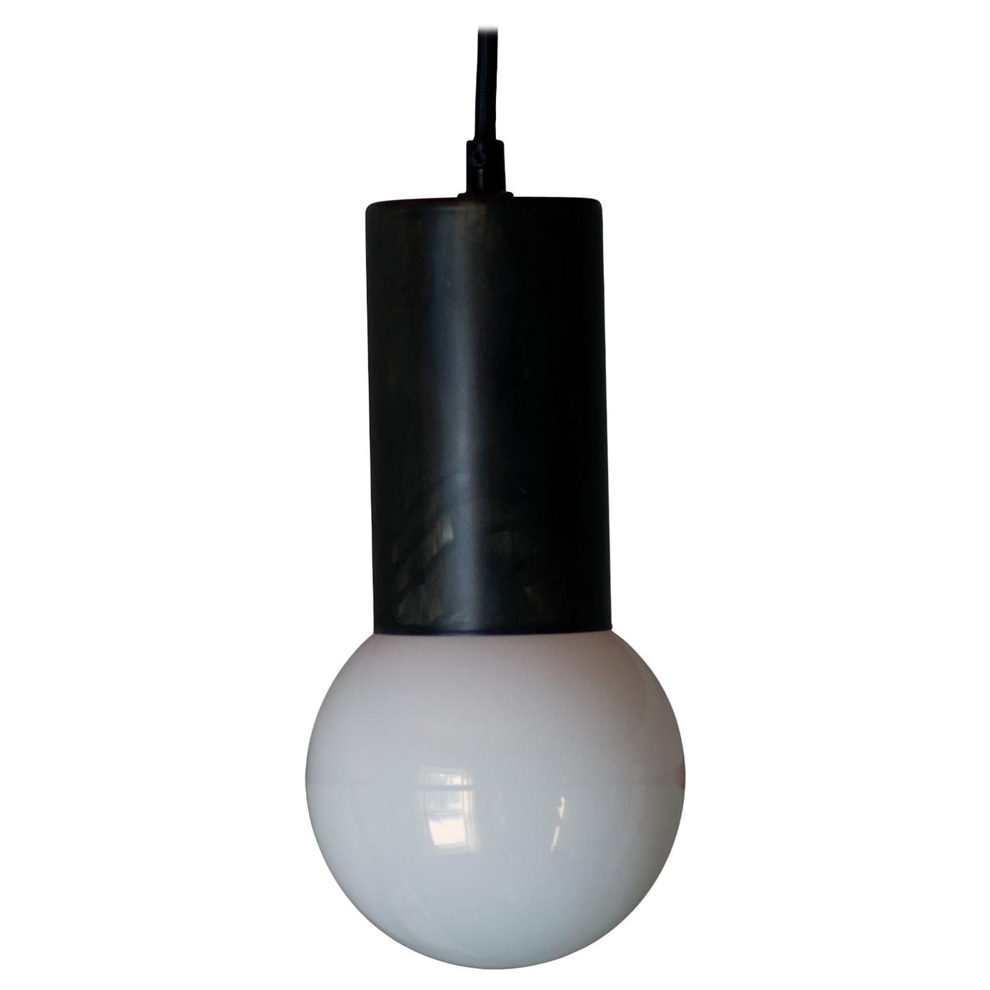 Lampe à suspension Aberdeen en métal buriné noir et marron, en stock en vente