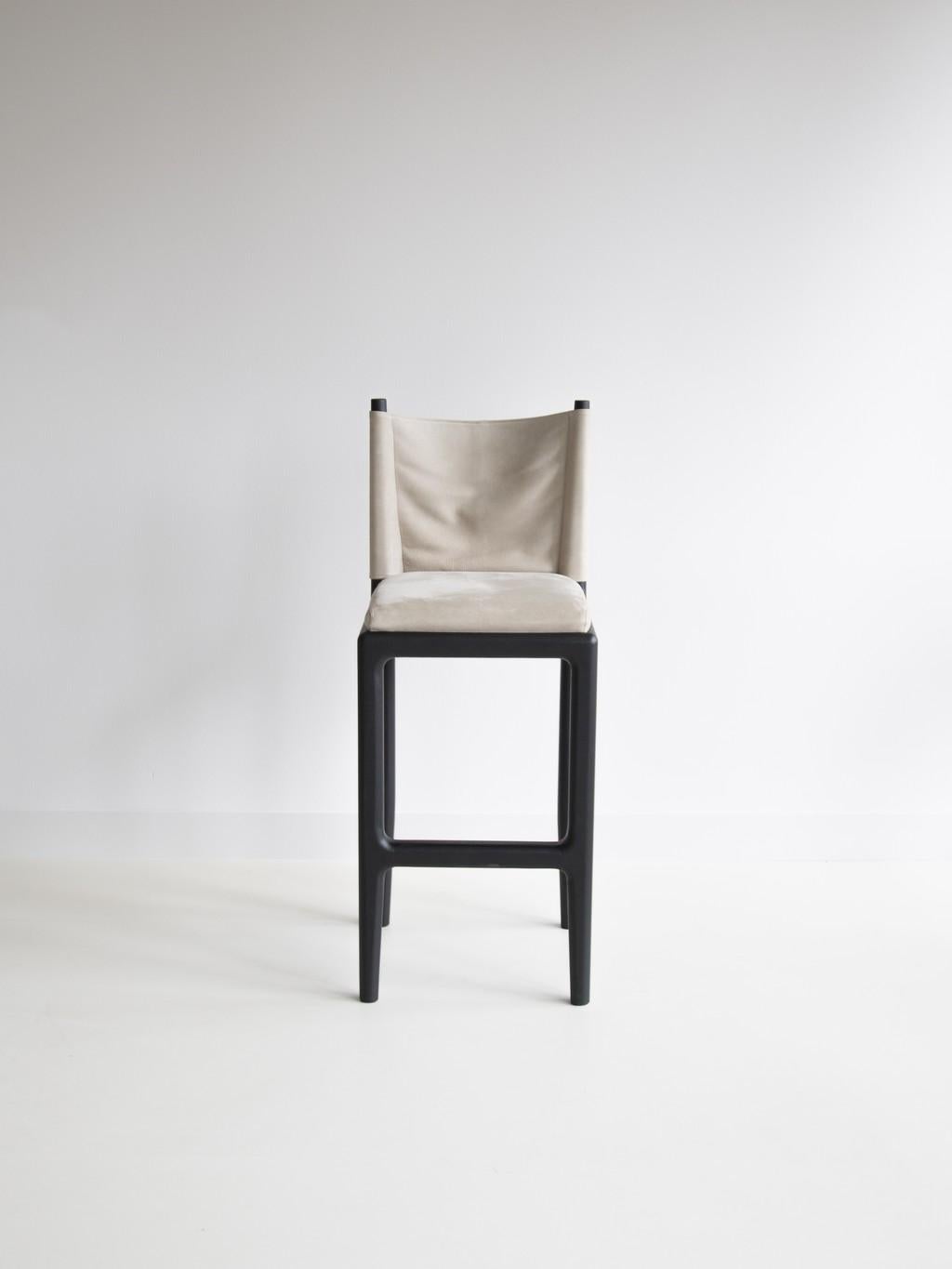 Abi Barstool by Van Rossum
Dimensions: D 45 x W 45 x H 115 cm
Materials: Upholstery, Leather, Wood.
Also available in different materials. Please contact us.

For over 40 years, Van Rossum has designed and handmade solid and sustainable furniture