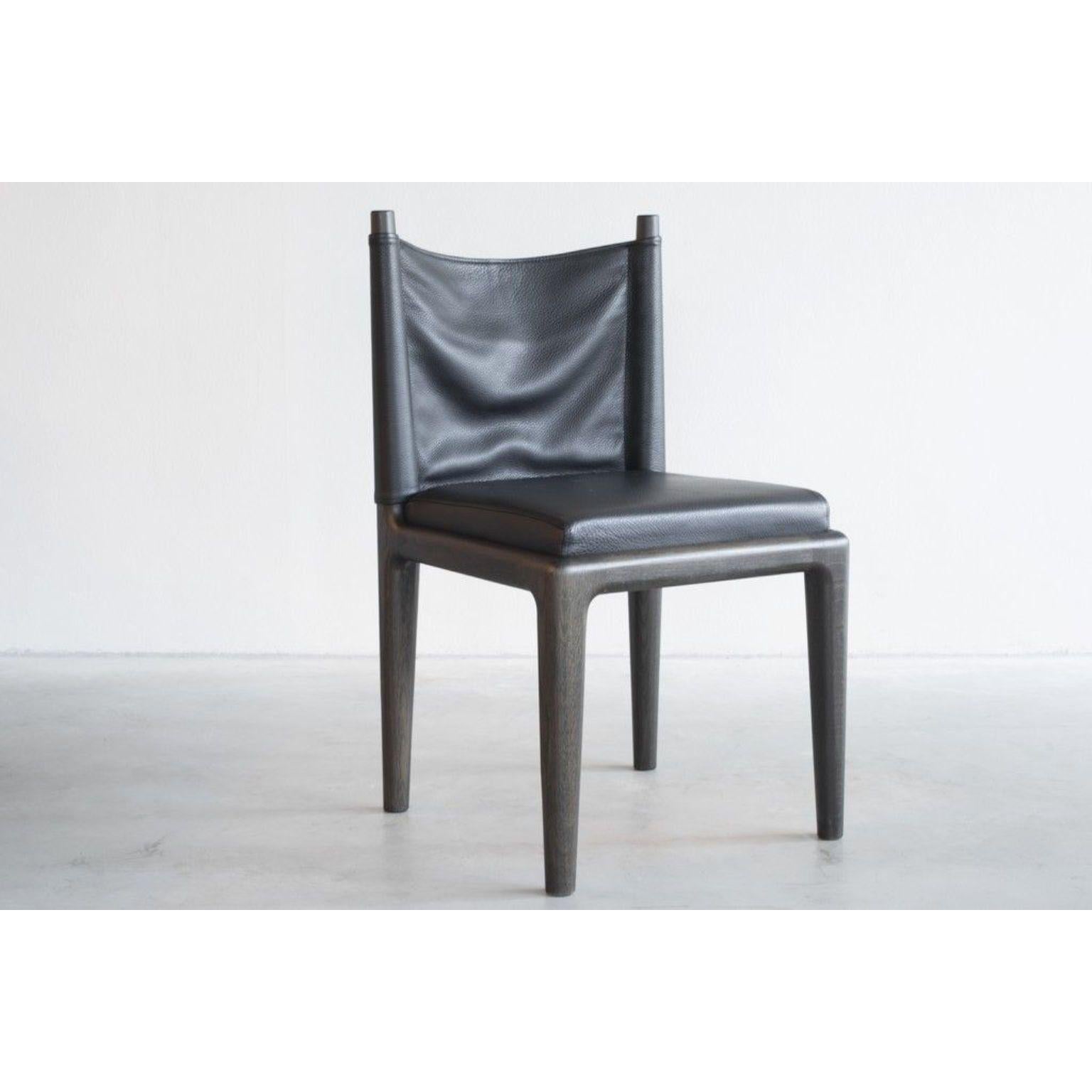 Abi-Stuhl von Van Rossum
Abmessungen: T45 x B45 x H81 cm
MATERIALIEN: Eiche, Leder.

Das Holz ist in allen Van-Rossum-Standardfarben oder in einer auf das Kundenmuster abgestimmten Ausführung erhältlich.
Wählen Sie aus unseren Lederfarben, oder